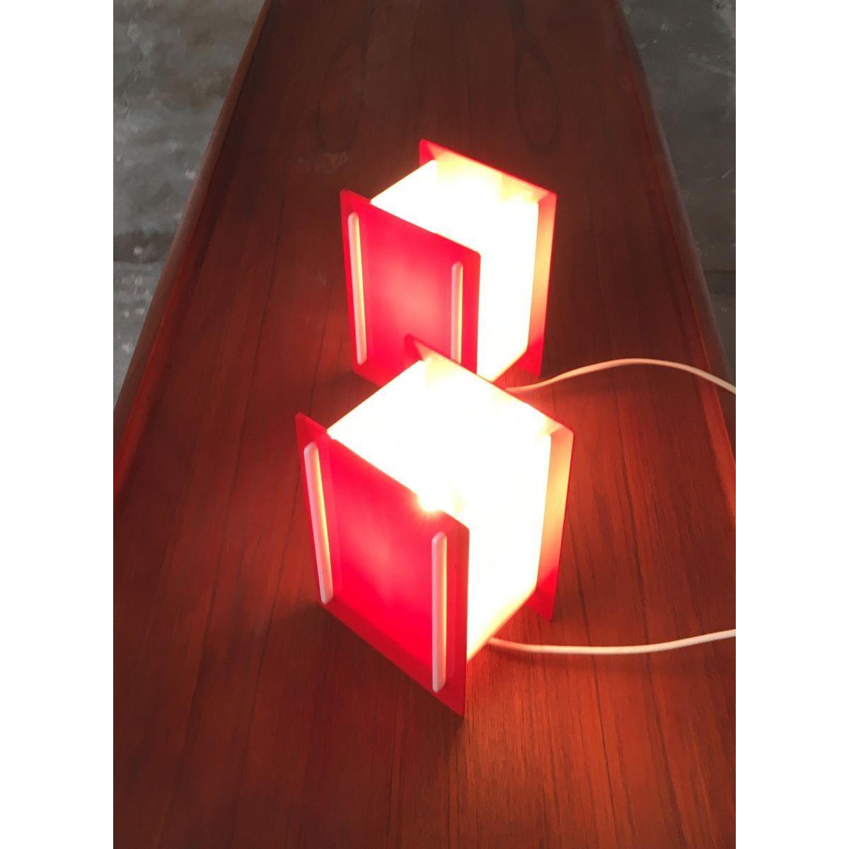 Lot de 2 lampes de table en acrylique du milieu du siècle dernier en vente 4