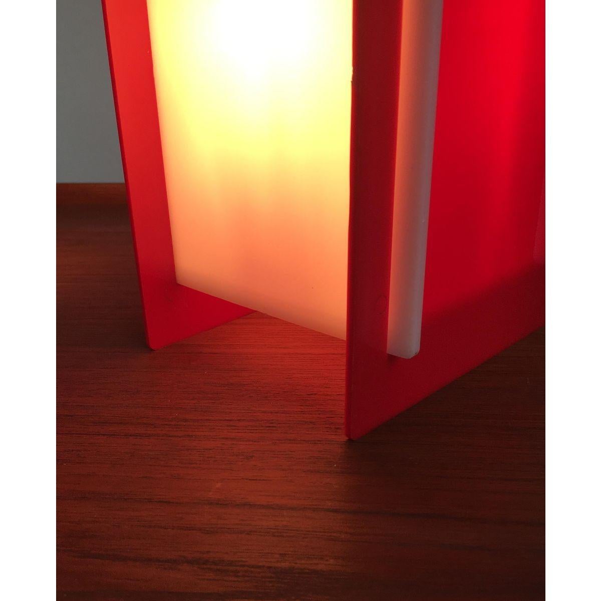 Lot de 2 lampes de table en acrylique du milieu du siècle dernier en vente 5