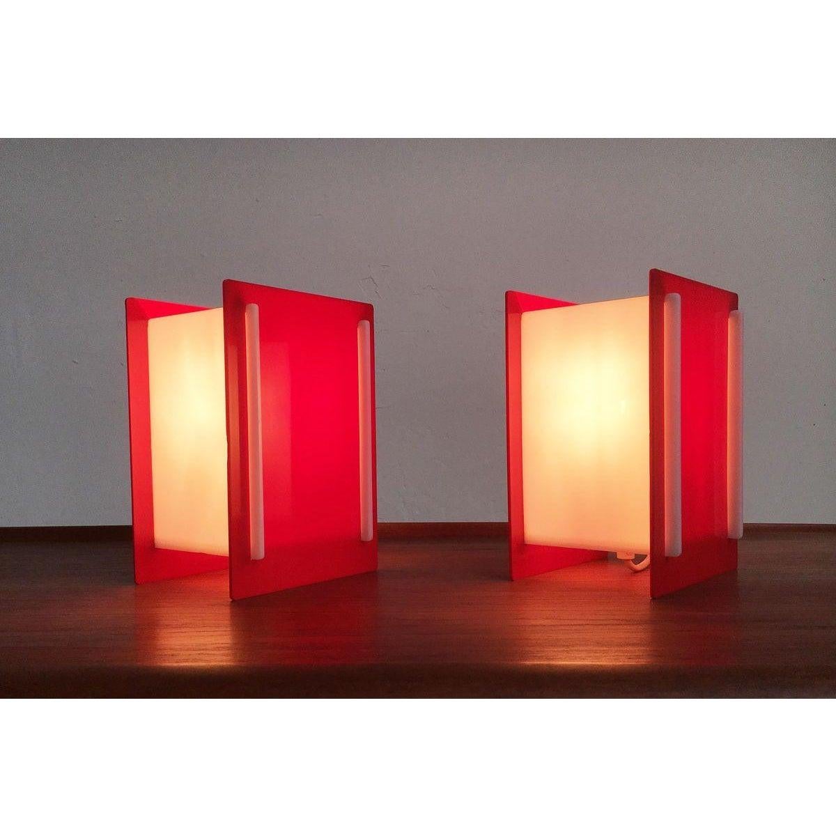 Mid-Century Modern Lot de 2 lampes de table en acrylique du milieu du siècle dernier en vente