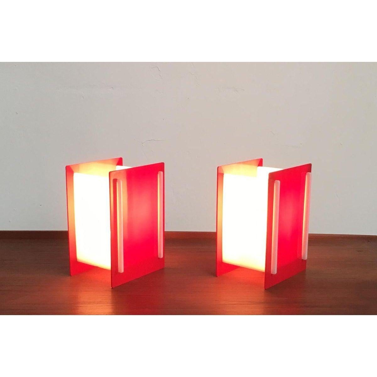 Lot de 2 lampes de table en acrylique du milieu du siècle dernier en vente 1