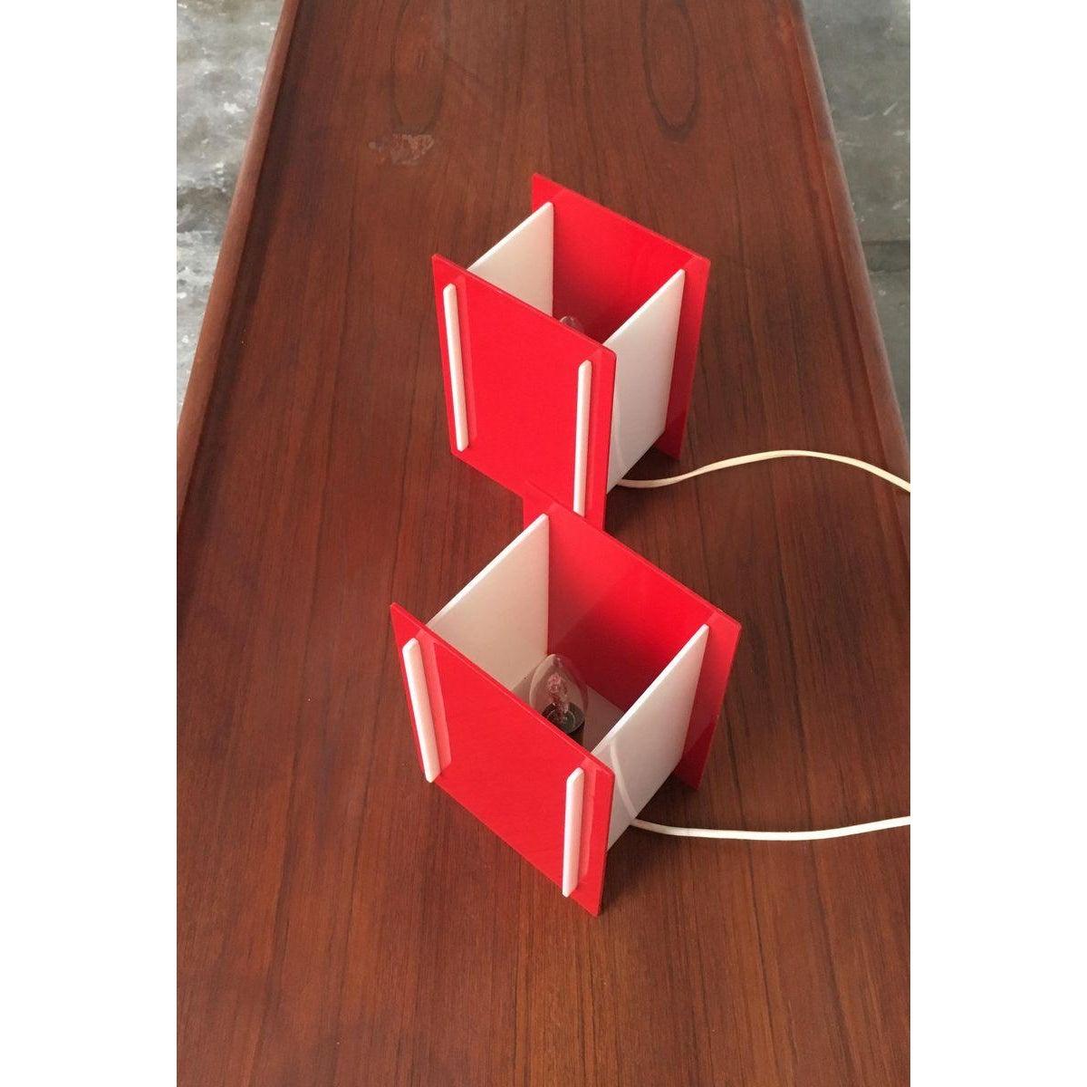 Lot de 2 lampes de table en acrylique du milieu du siècle dernier en vente 2