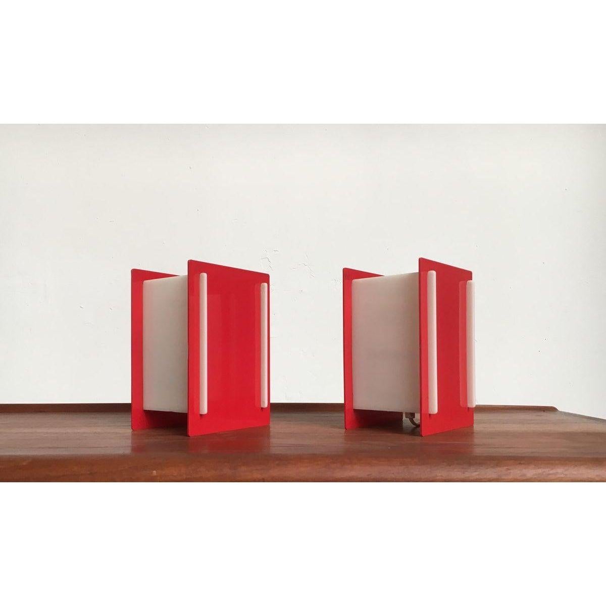 Lot de 2 lampes de table en acrylique du milieu du siècle dernier en vente 3