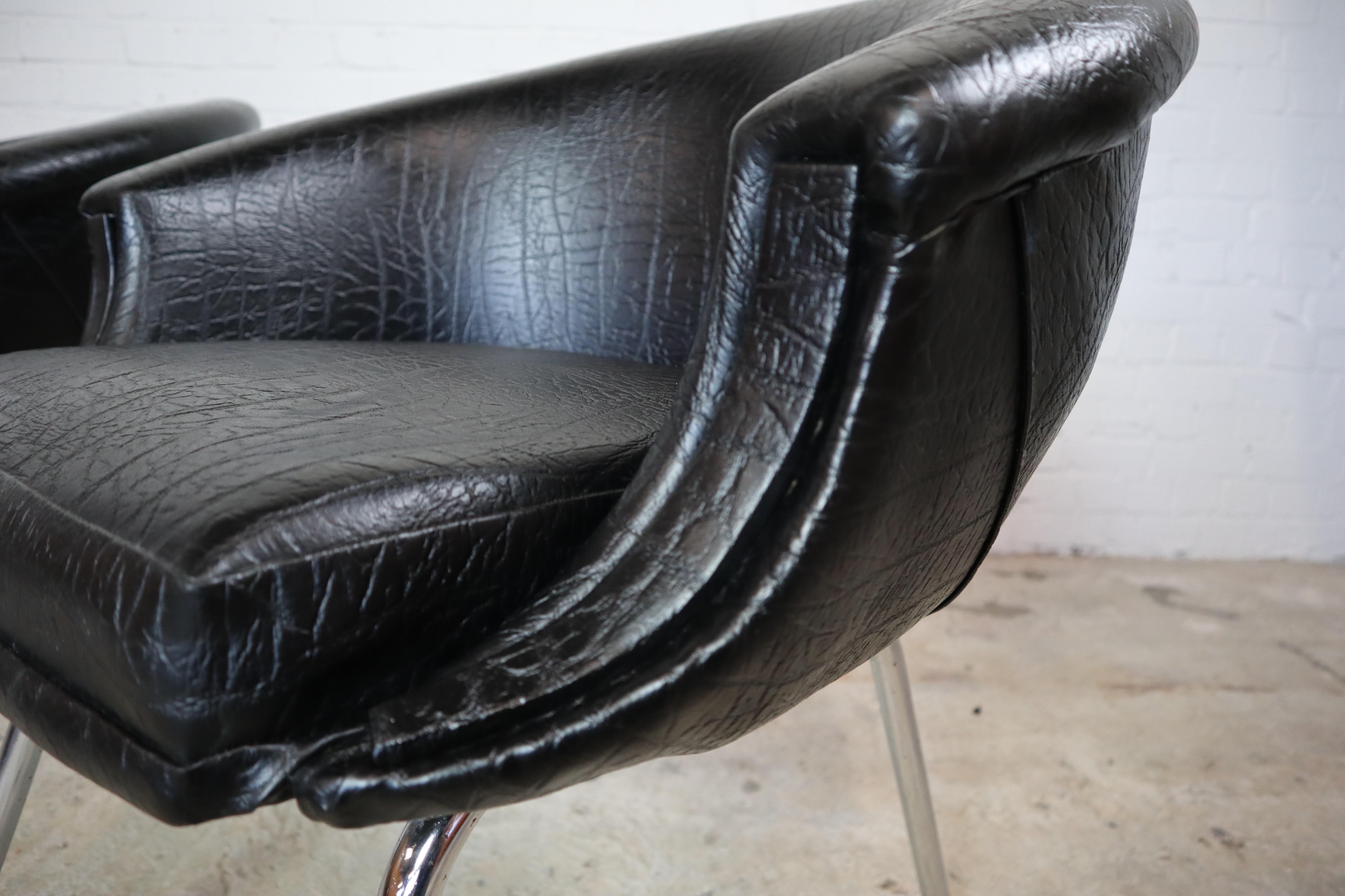Set of 2 black faux leather Mid-century armchairs For Sale 4