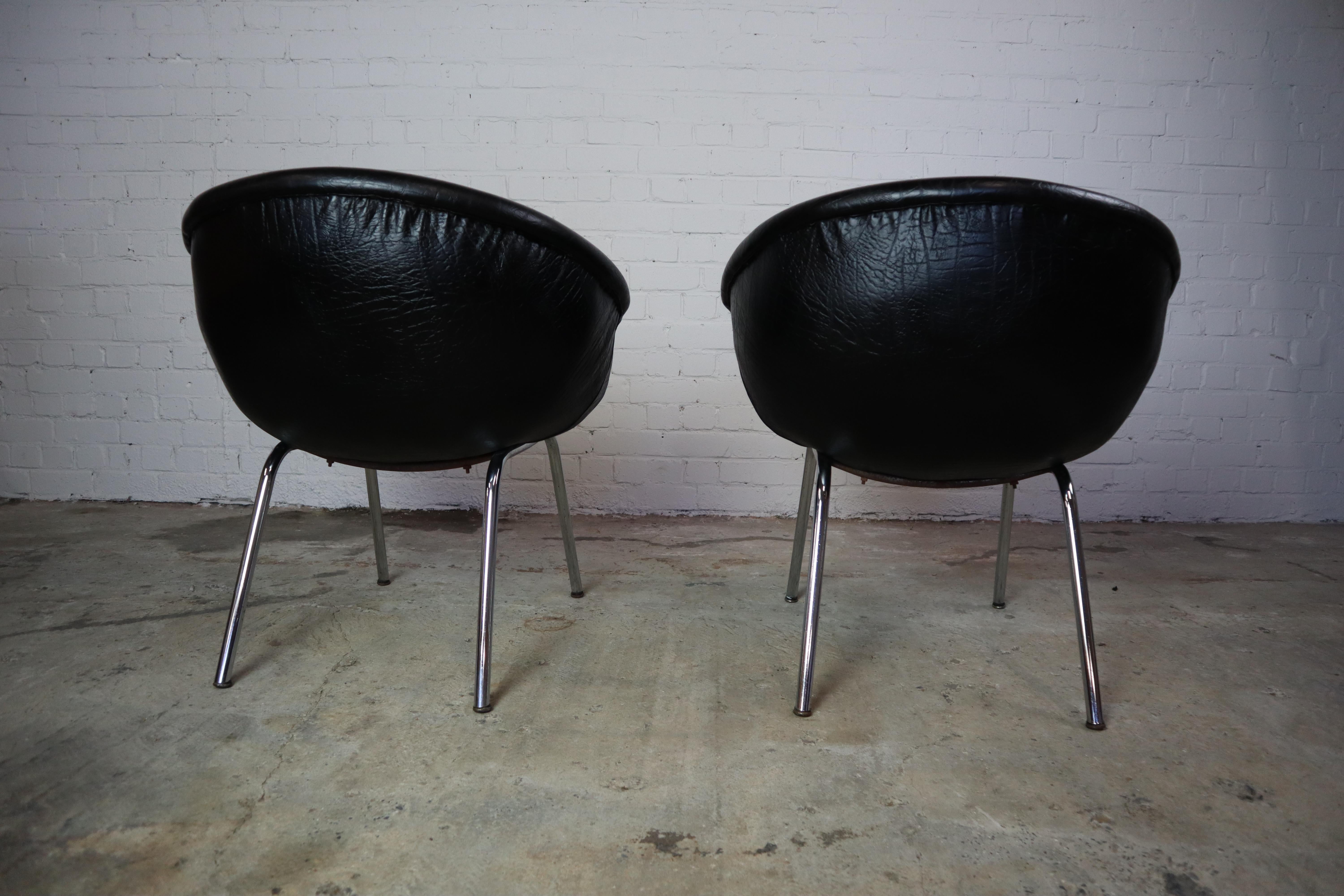 Set of 2 black faux leather Mid-century armchairs For Sale 8