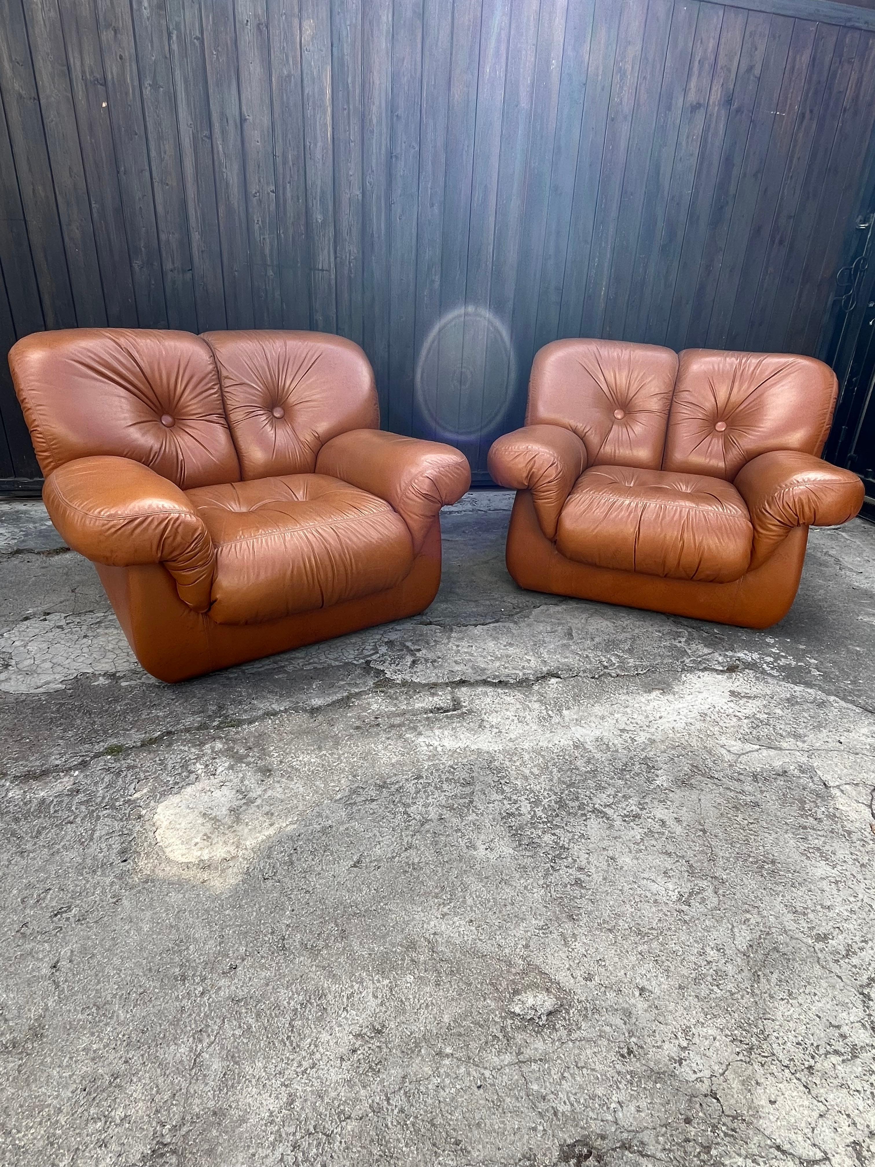 Set of 2 Mid-Century Armchairs in cognac leather, Italian design 1970s
Intact and in good condition, small signs of aging.
Little used, found in a notary's office in my city.
