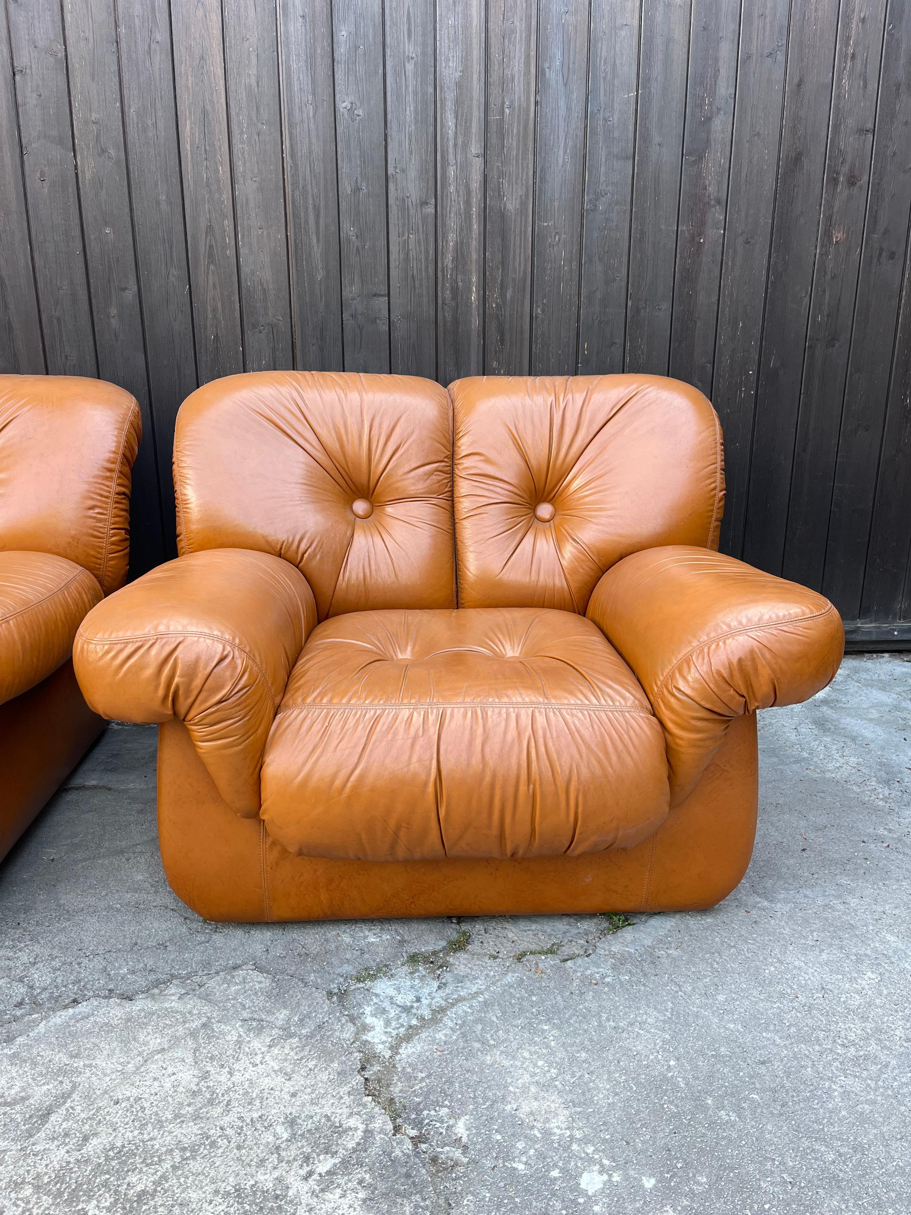 Set Of 2 Mid-Century Armchairs in Cognac Leather Italian Design 1970s In Good Condition For Sale In Palermo, IT