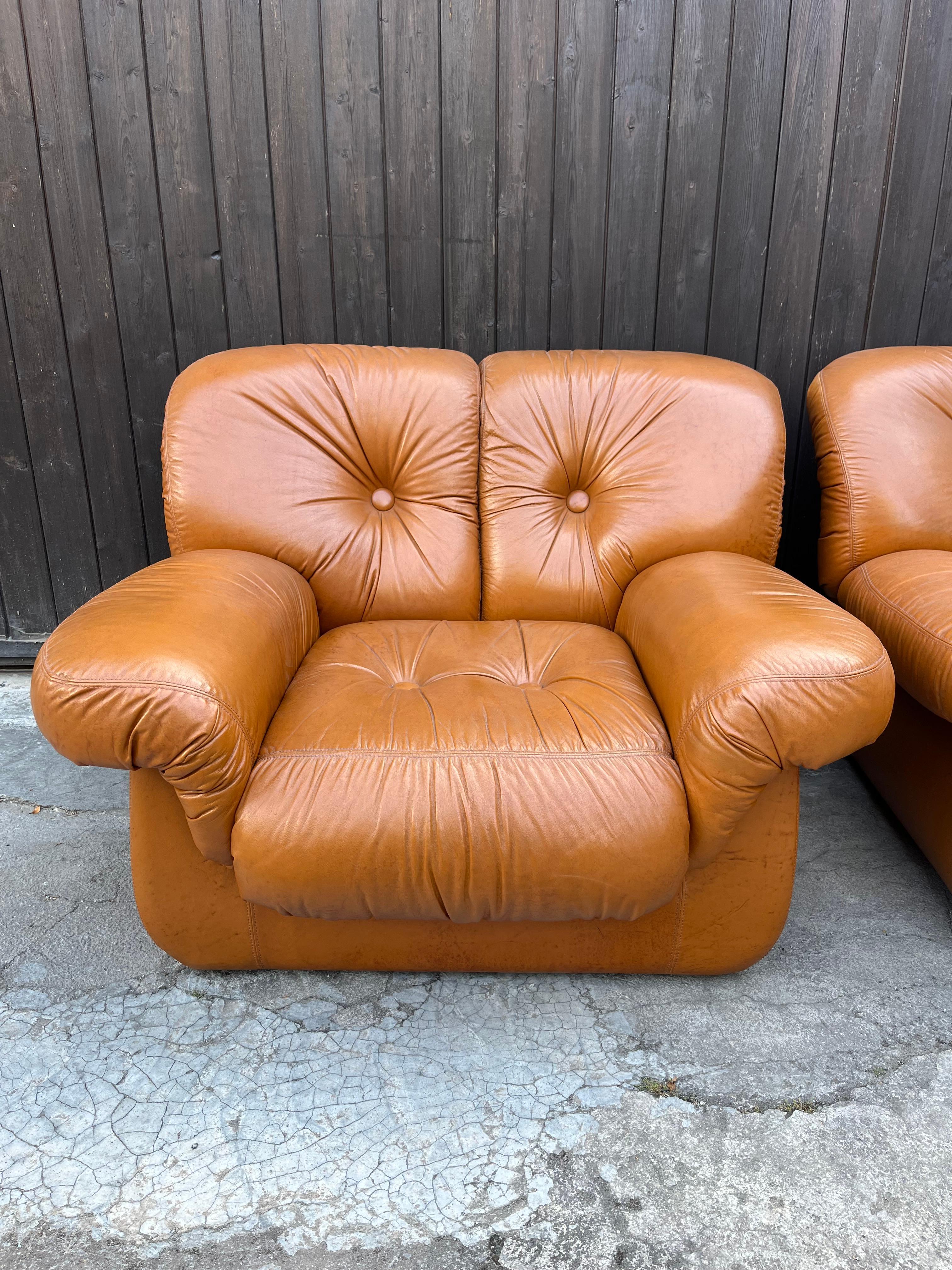 Late 20th Century Set Of 2 Mid-Century Armchairs in Cognac Leather Italian Design 1970s For Sale