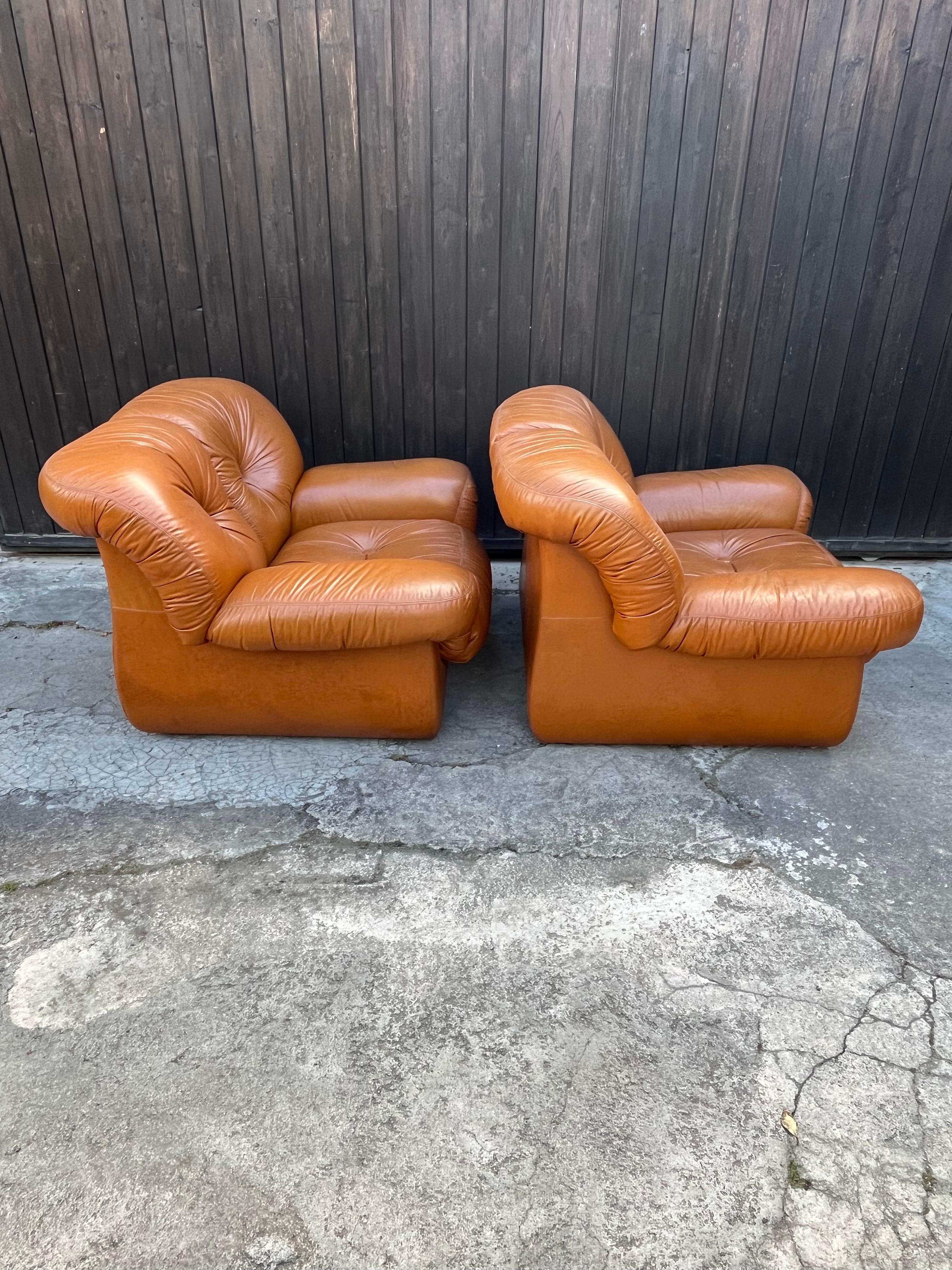 Set Of 2 Mid-Century Armchairs in Cognac Leather Italian Design 1970s For Sale 1