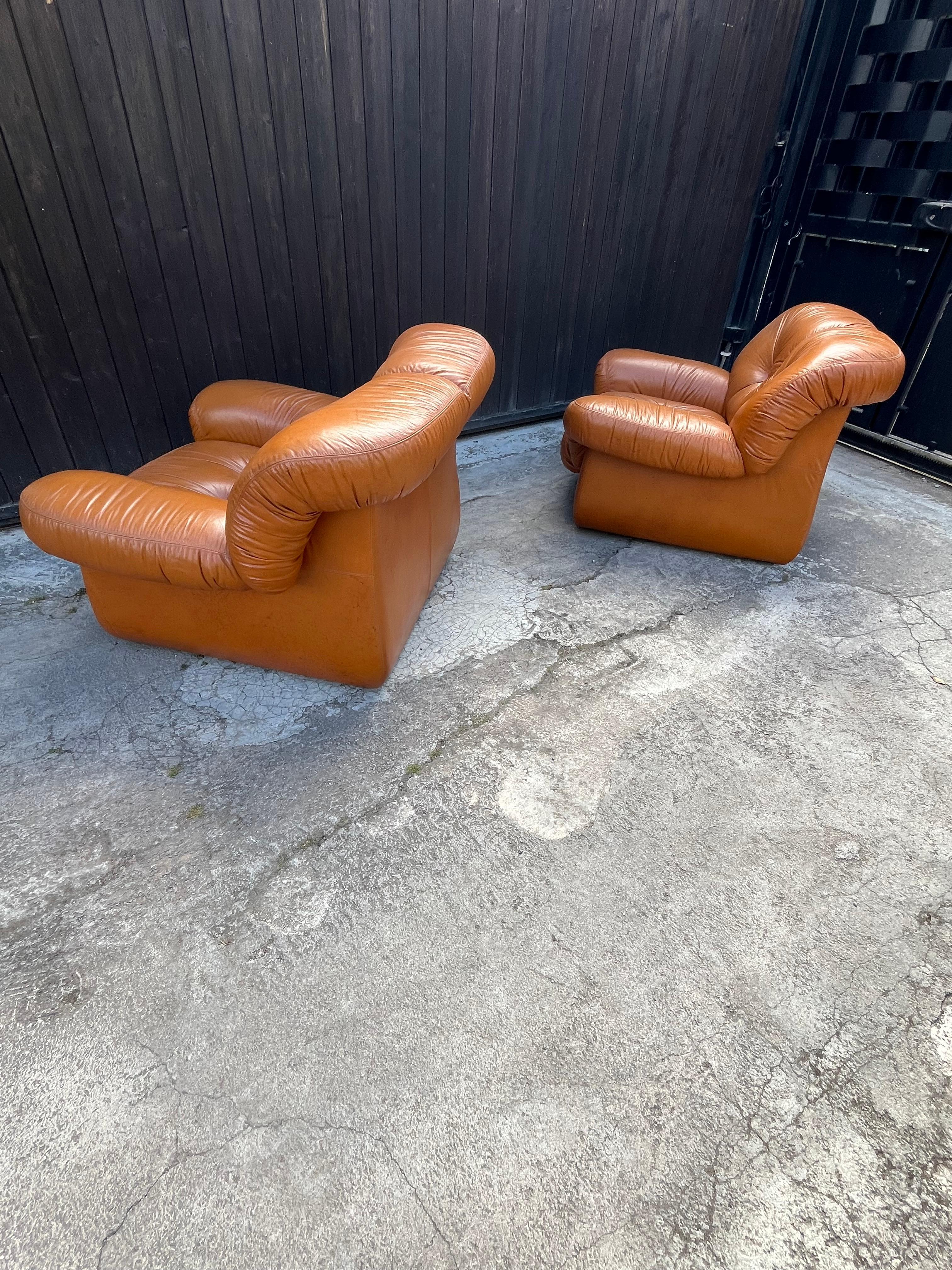 Set Of 2 Mid-Century Armchairs in Cognac Leather Italian Design 1970s For Sale 3