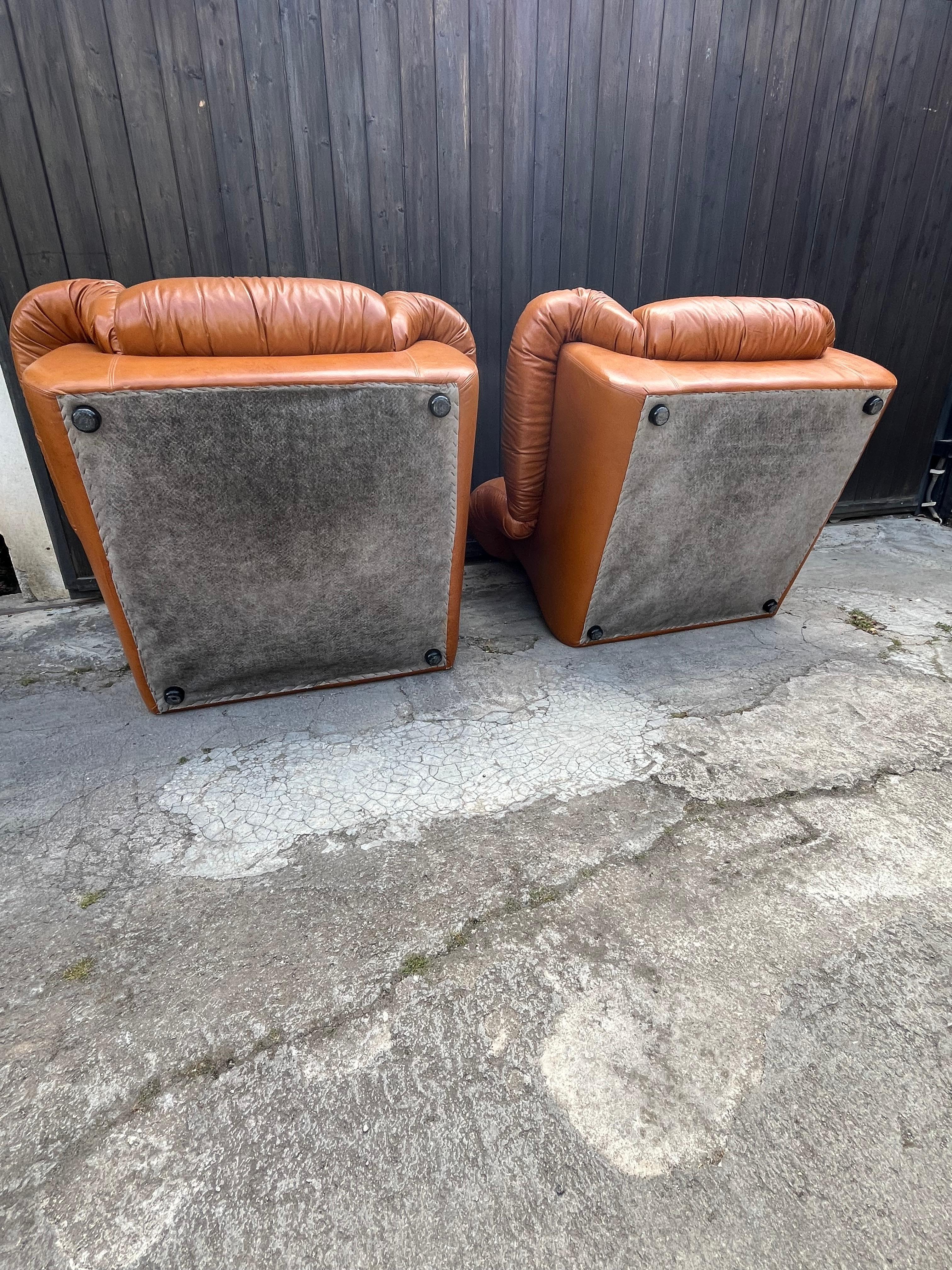 Set Of 2 Mid-Century Armchairs in Cognac Leather Italian Design 1970s For Sale 4