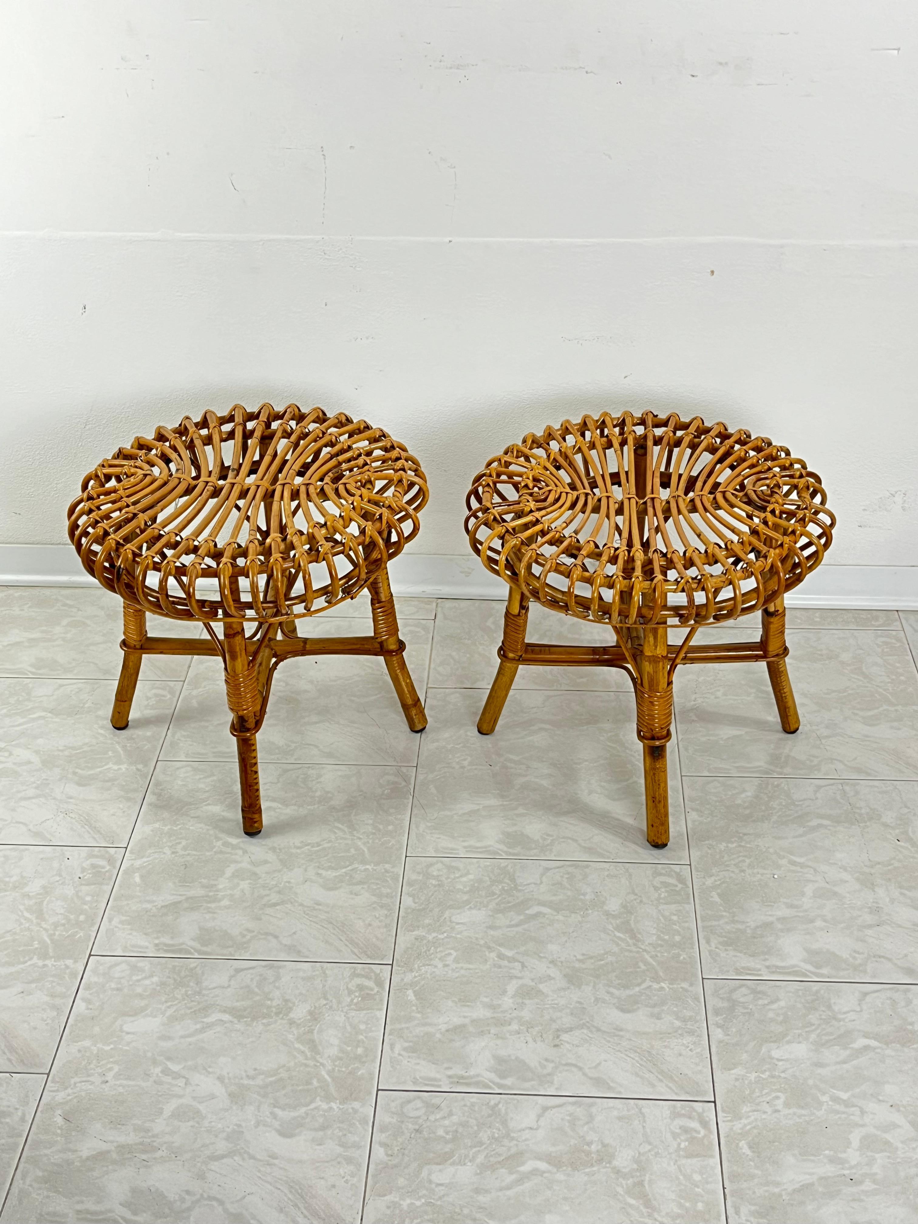 Juego de 2 Estupendo taburete redondo de mediados de siglo de bambú, ratán y mimbre tejido a mano que puede utilizarse también como mesa auxiliar orgánica. Franco Albini diseñó esta pieza en Italia durante la década de 1960.

Son  en condiciones
