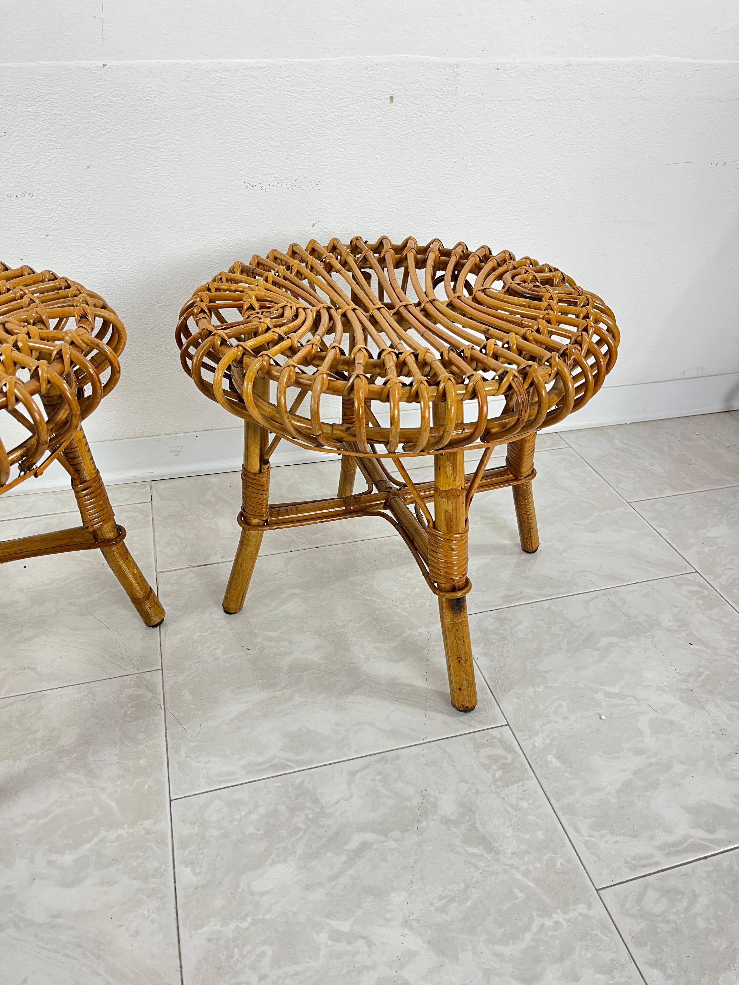 Juego de 2 taburetes puf o mesa auxiliar de ratán y bambú, por Franco Albini, años 60 Italiano en venta