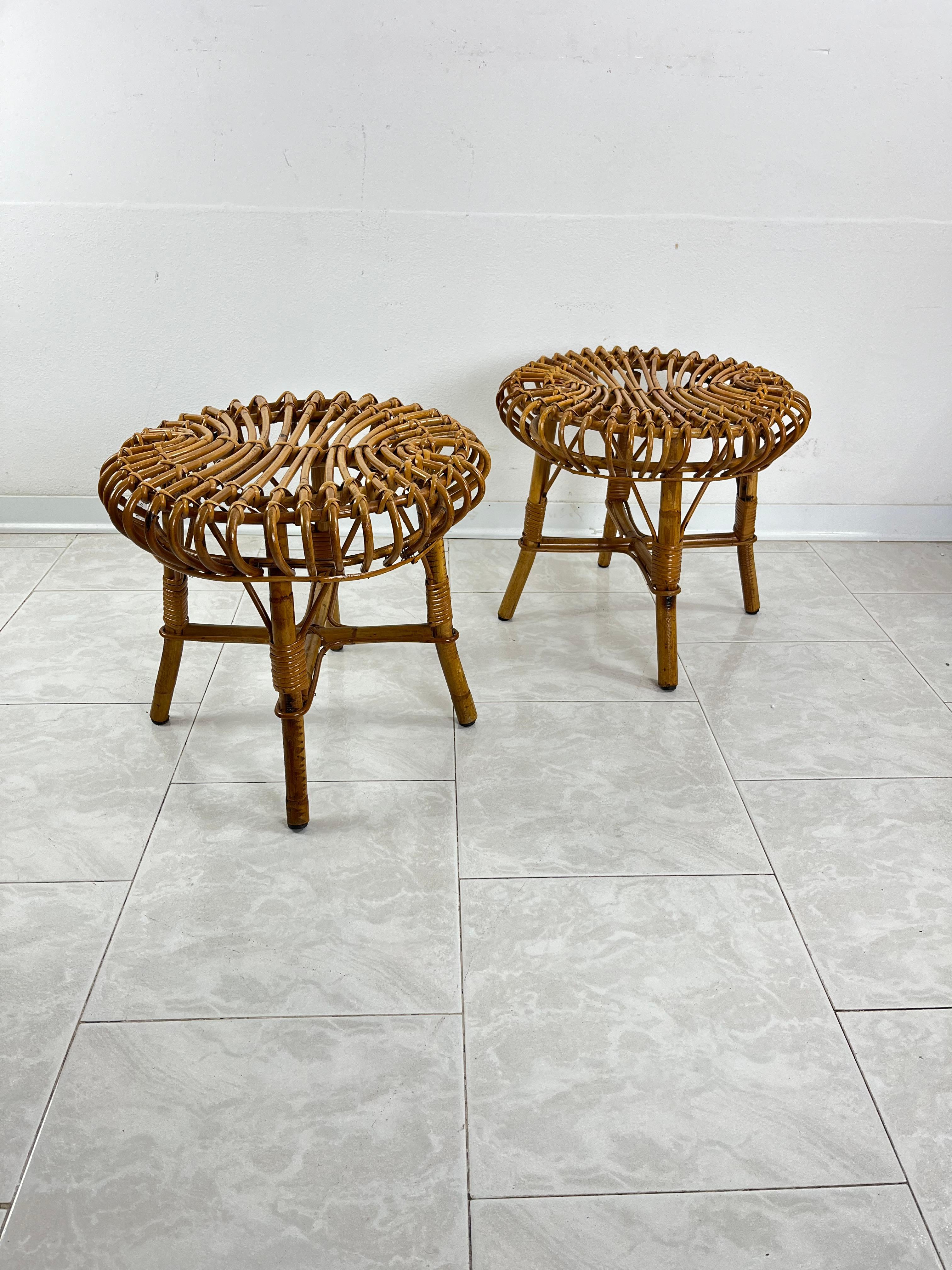 Juego de 2 taburetes puf o mesa auxiliar de ratán y bambú, por Franco Albini, años 60 mediados del siglo XX en venta