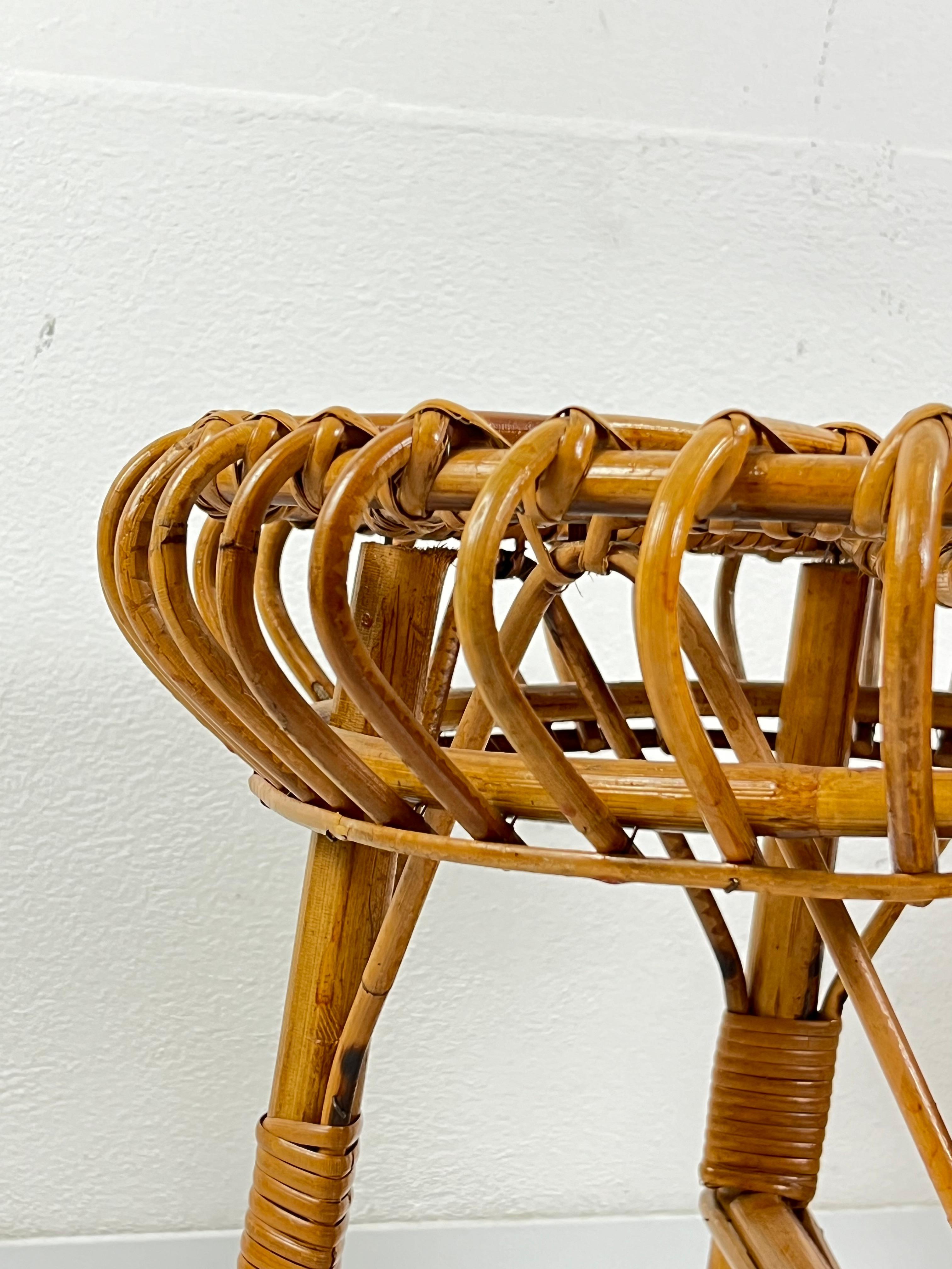 Juego de 2 taburetes puf o mesa auxiliar de ratán y bambú, por Franco Albini, años 60 en venta 2