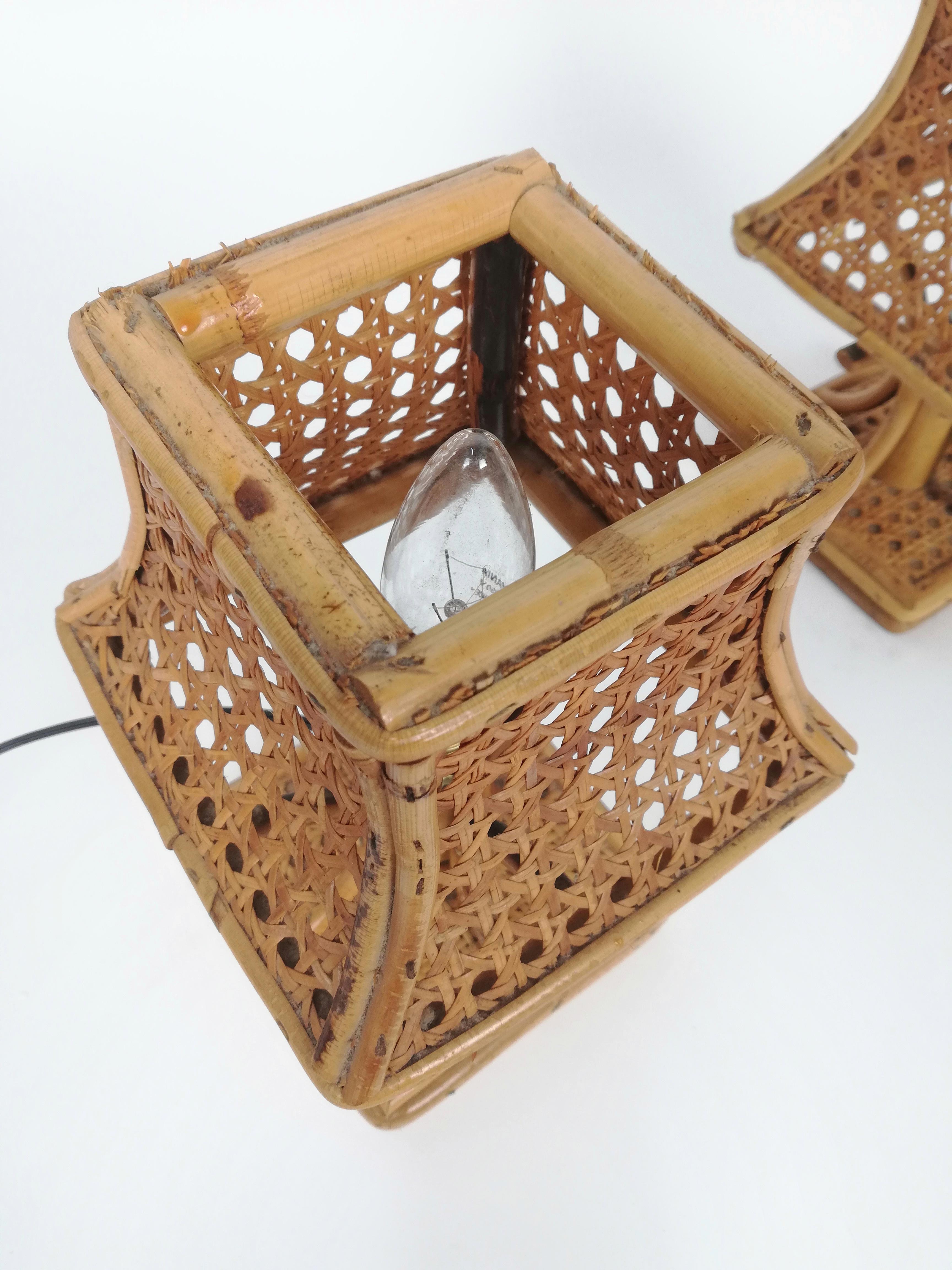 Set of 2 Midcentury Bedside Table Lamps in Rattan and Wicker Cane Webbing, Italy In Good Condition For Sale In Roma, IT