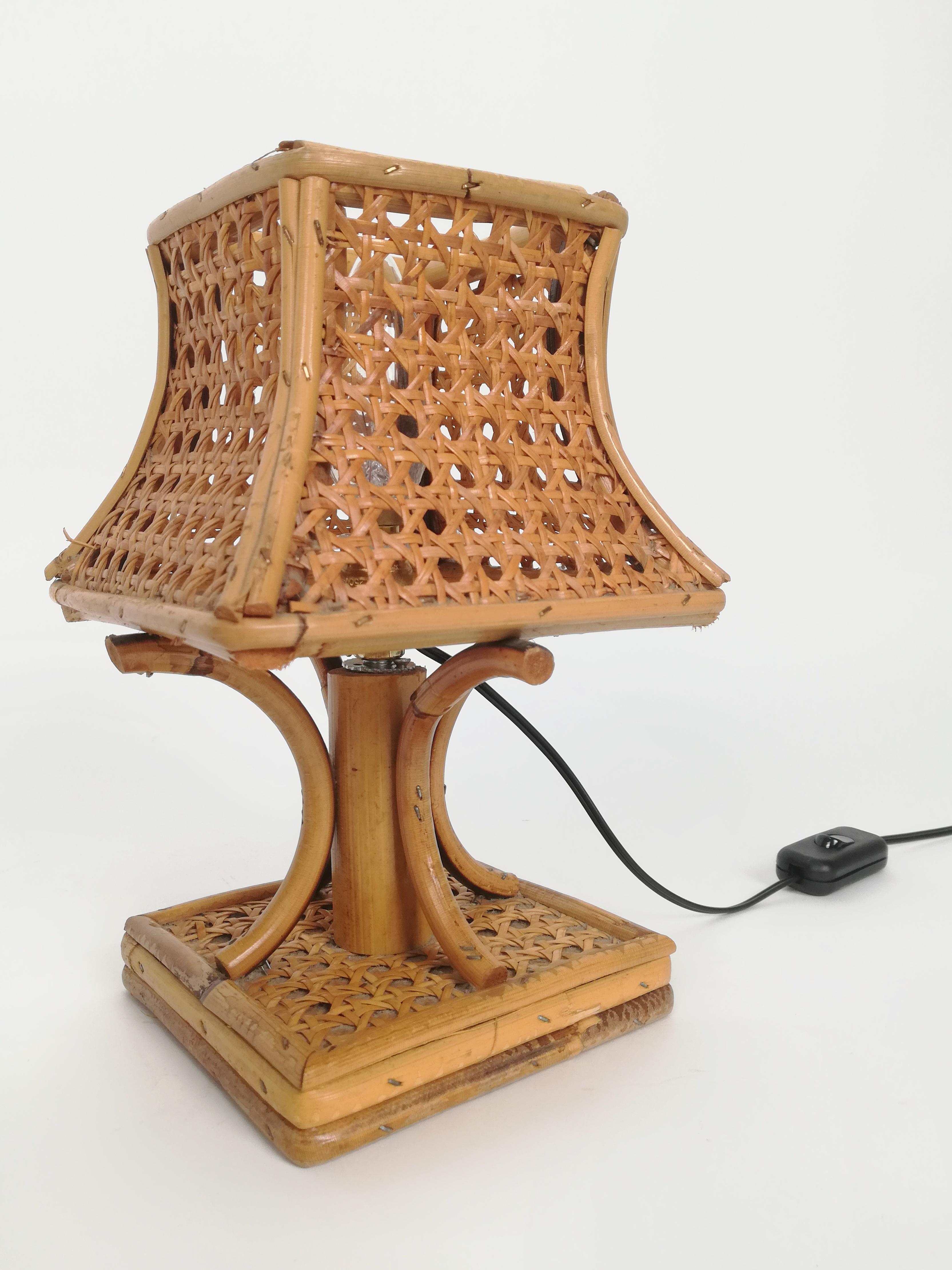Osier Ensemble de 2 lampes de chevet de style mi-siècle en rotin et sangles en osier, Italie en vente