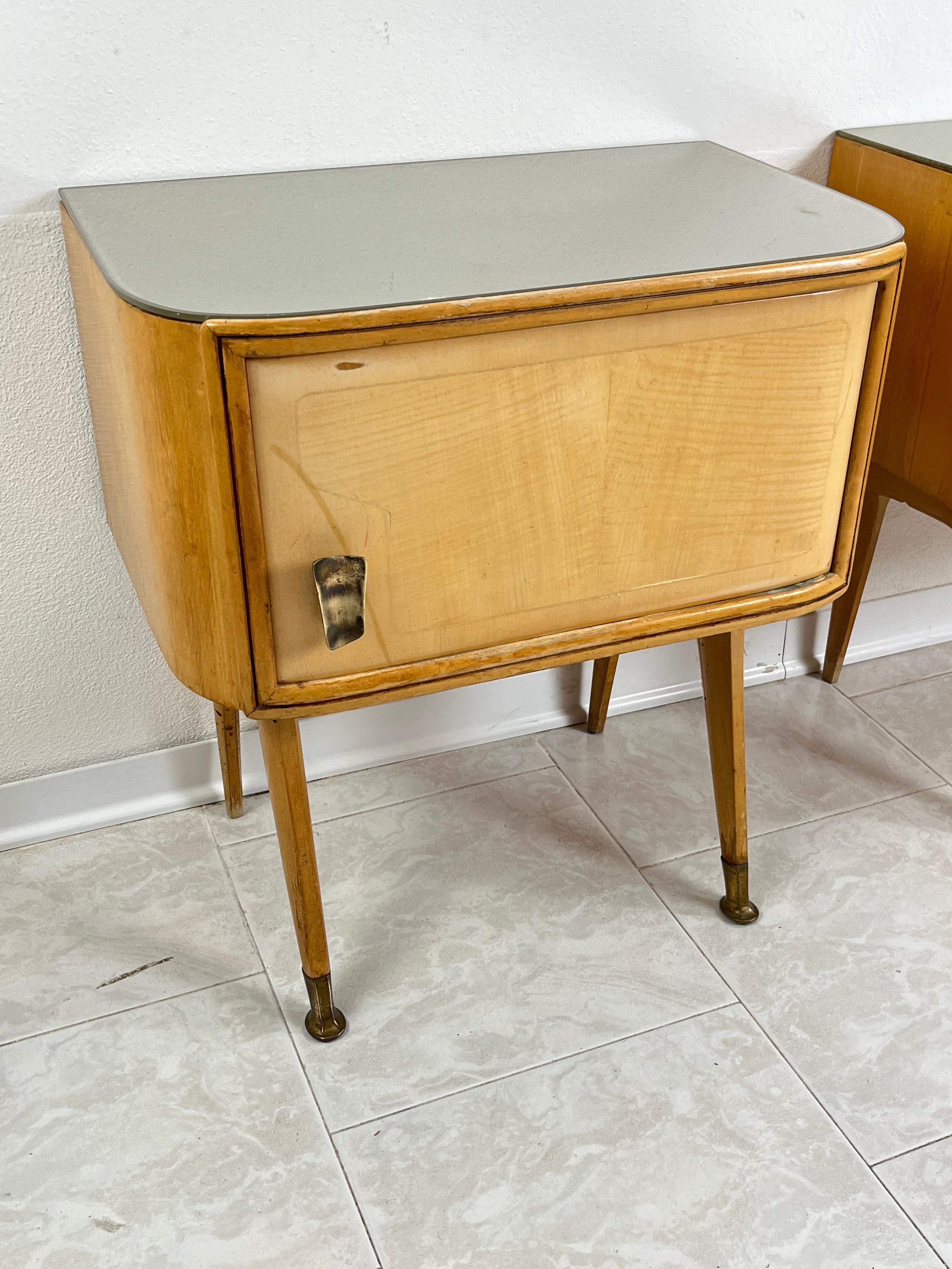 Set of 2 Mid-Century bedside tables attributed to Vittorio Dassi, 1959.
Made by the G. Cecchini furniture factory, as can be read from the stamps which also attest to the production date (3 March 1959).
Water green glass top.
Brass