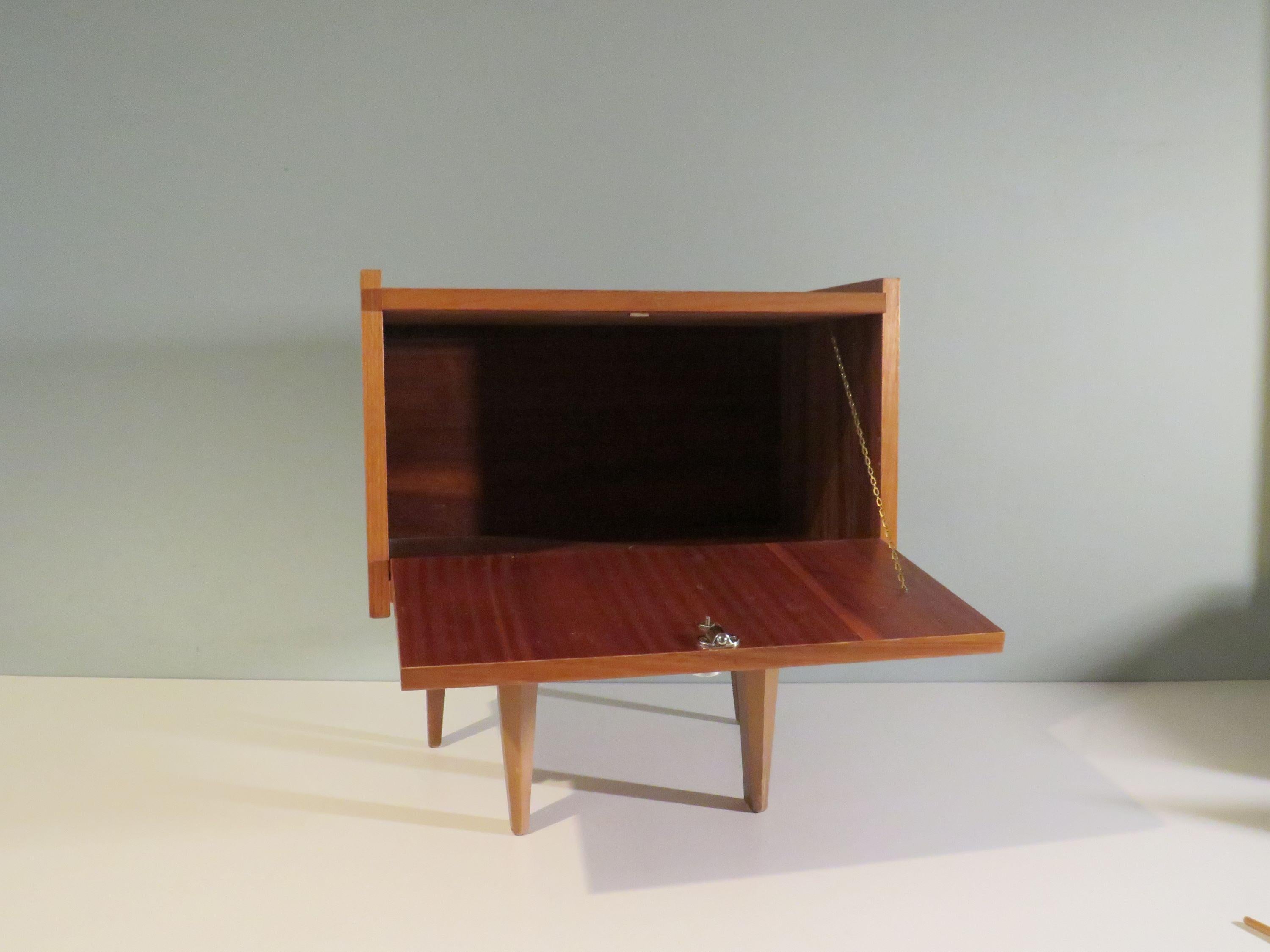 Set of 2 Mid Century bedside tables, Denmark 1960-1970 In Good Condition For Sale In Herentals, BE