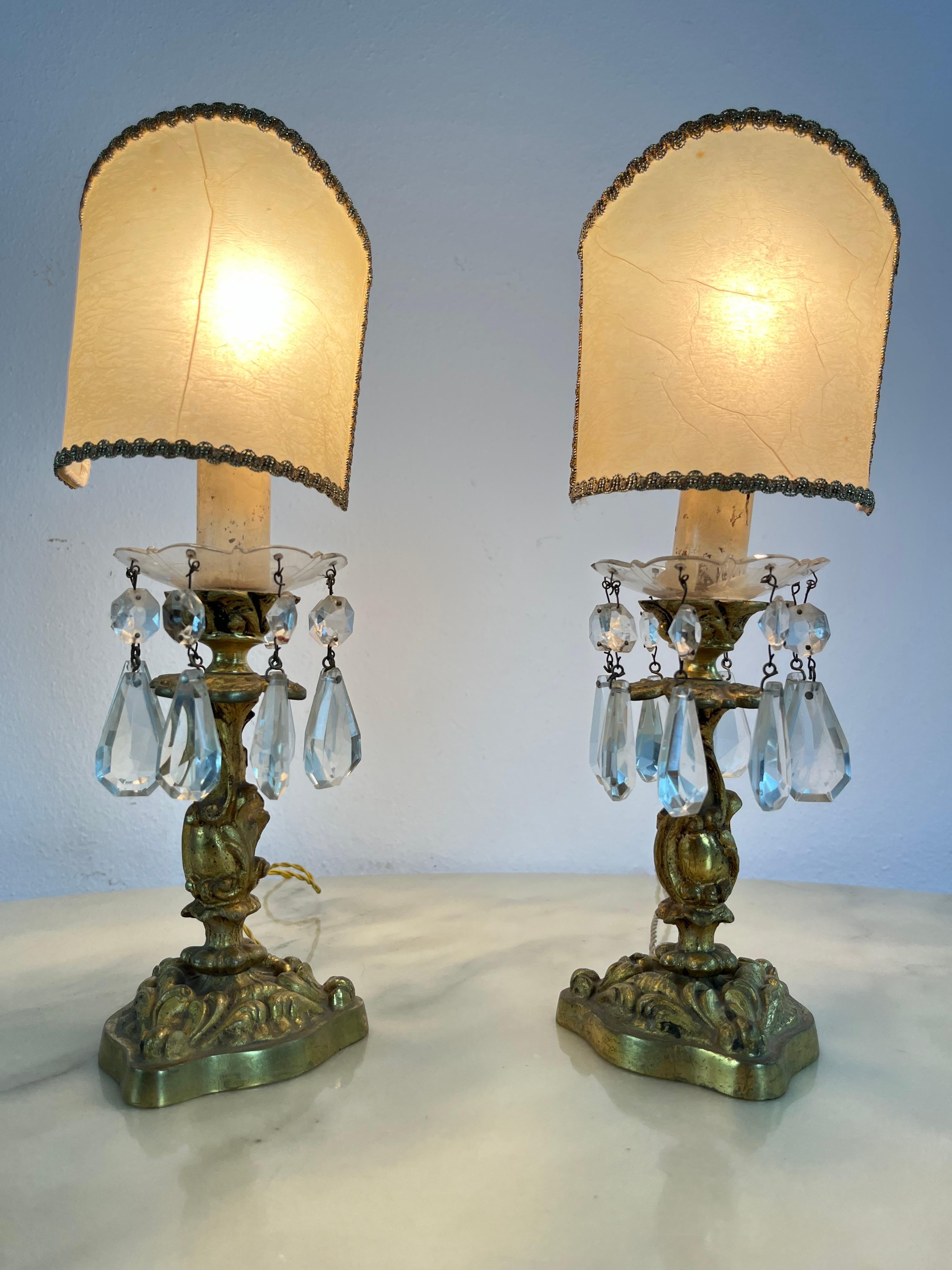 Ensemble de 2 lampes de chevet en laiton et cristal du milieu du siècle Attribué à la Maison Bagués.
Années 1950, France.
Intacte et fonctionnelle, en bon état avec de petits signes de vieillissement. Lampe E14.

La Maison Baguès est une maison de