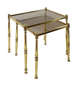 Ensemble de 2 tables d'appoint/de nidification/empilables en laiton et verre du milieu du siècle dernier