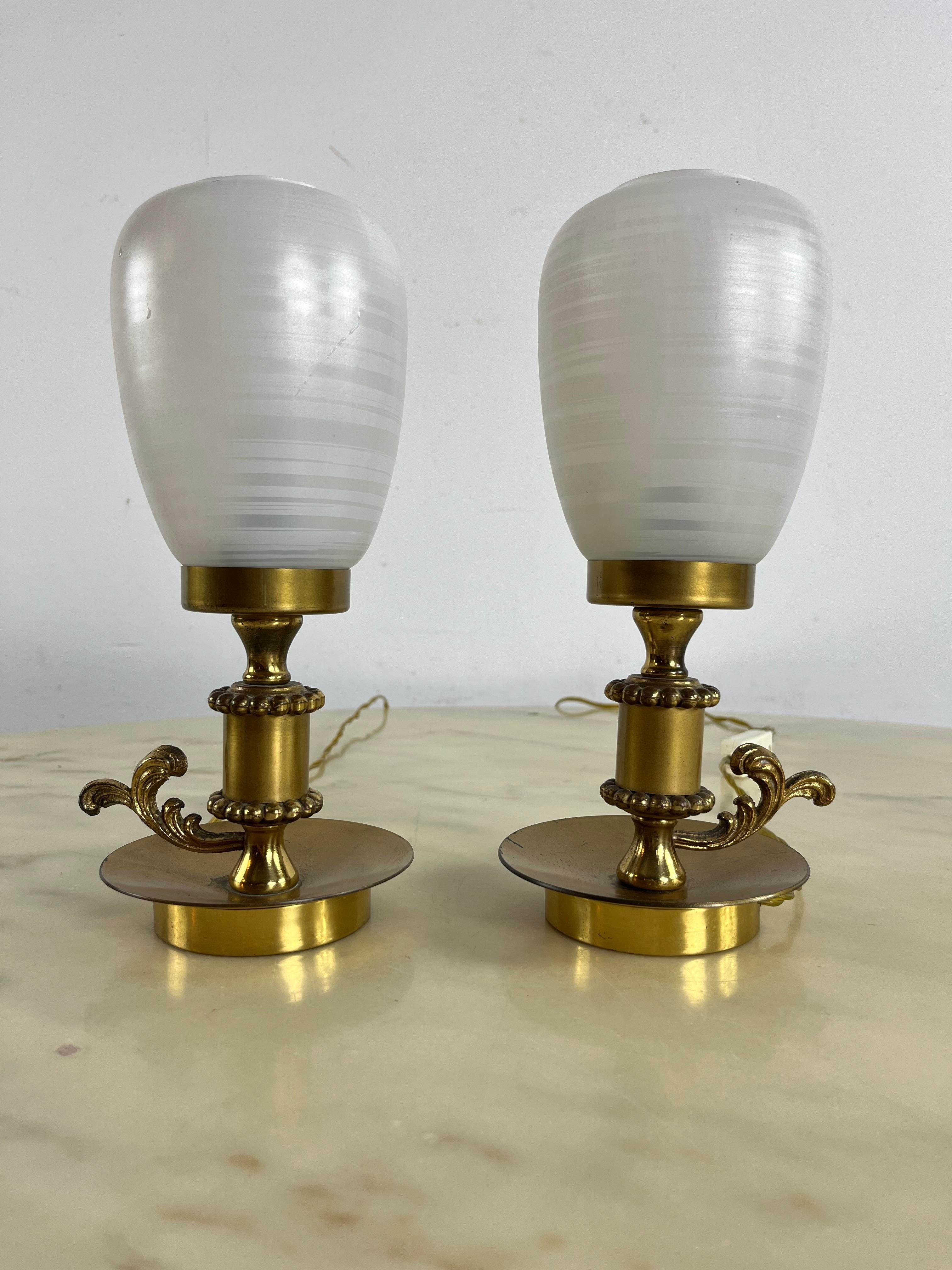 Ensemble de 2 lampes de table en laiton et verre de Murano du milieu du siècle dernier 1960 
Lampes E14.
Intact et en bon état. Signes de vieillissement petits et imperceptibles.