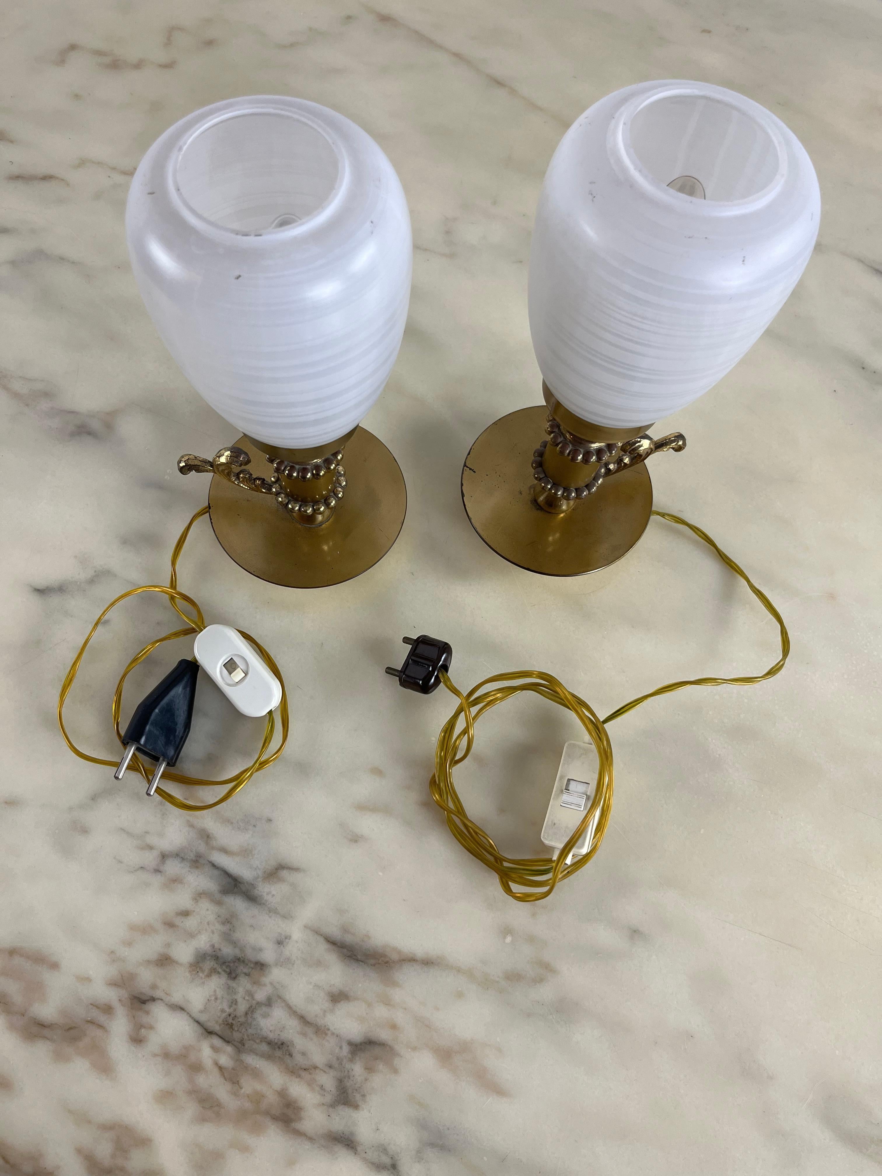 Milieu du XXe siècle Ensemble de 2 lampes de table en laiton et verre de Murano des années 1960 en vente