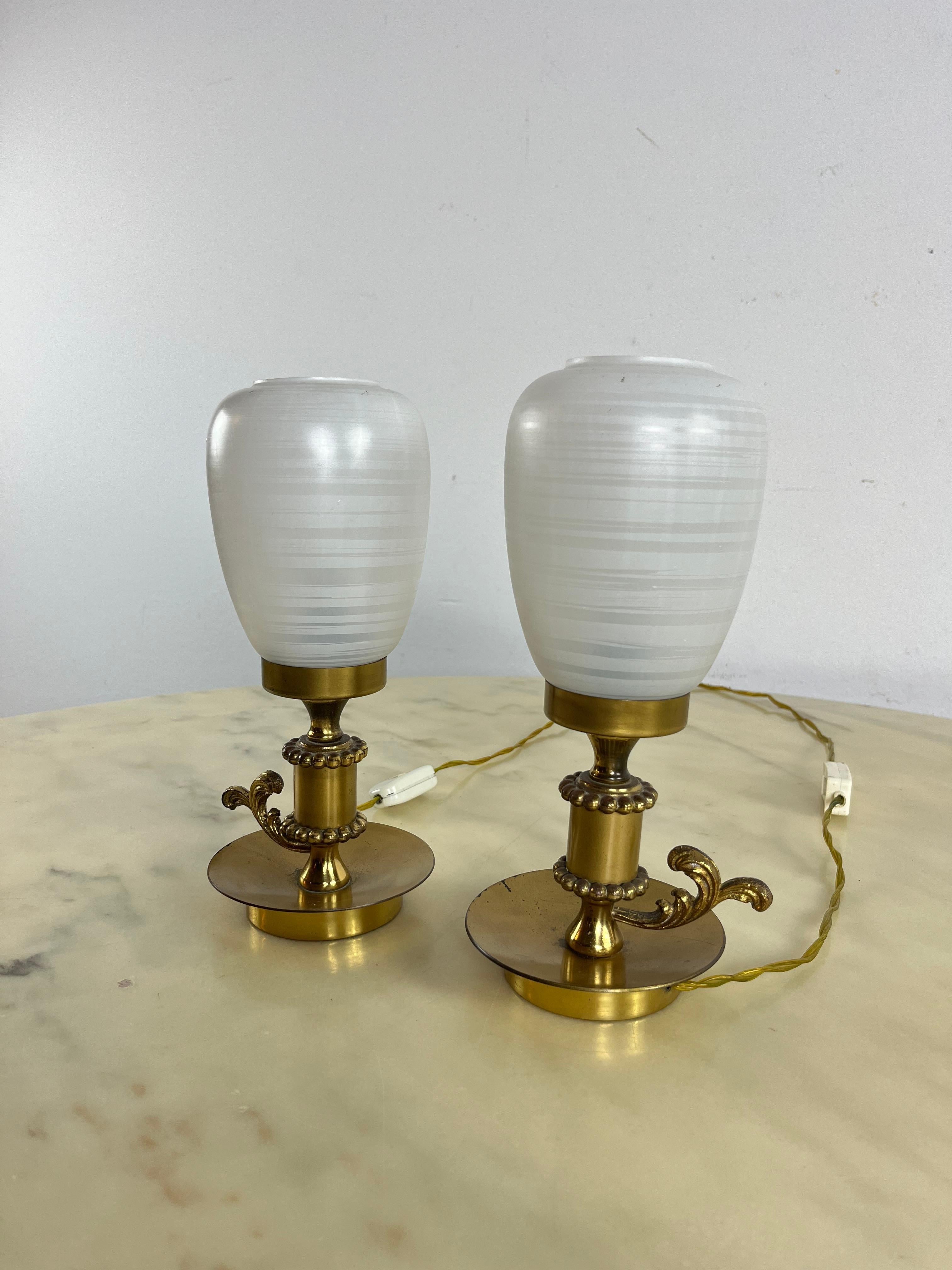 Laiton Ensemble de 2 lampes de table en laiton et verre de Murano des années 1960 en vente
