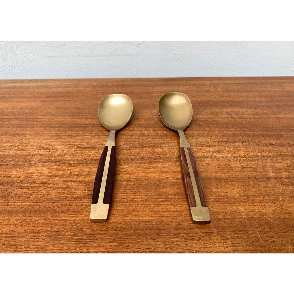 Messing- und Teakholzlöffel aus der Jahrhundertmitte, 1960er Jahre, 2er-Set, in sehr gutem Zustand. Entworfen 1960 bis 1969.

Zusätzliche Informationen:
MATERIALIEN: Messing
Stile: Moderne Mitte des Jahrhunderts
Farbe: Braun
Artikel Typ: Vintage,