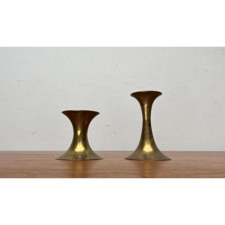Portacandele in ottone di metà secolo, anni '60, set di 2, in ottime condizioni. Progettato dal 1960 al 1969.

Informazioni aggiuntive:
Materiali: Ottone
Colore: oro
Stili: Medioevo Moderno
Tipo di articolo: Vintage, Antico o Pre-owned
Dimensioni: