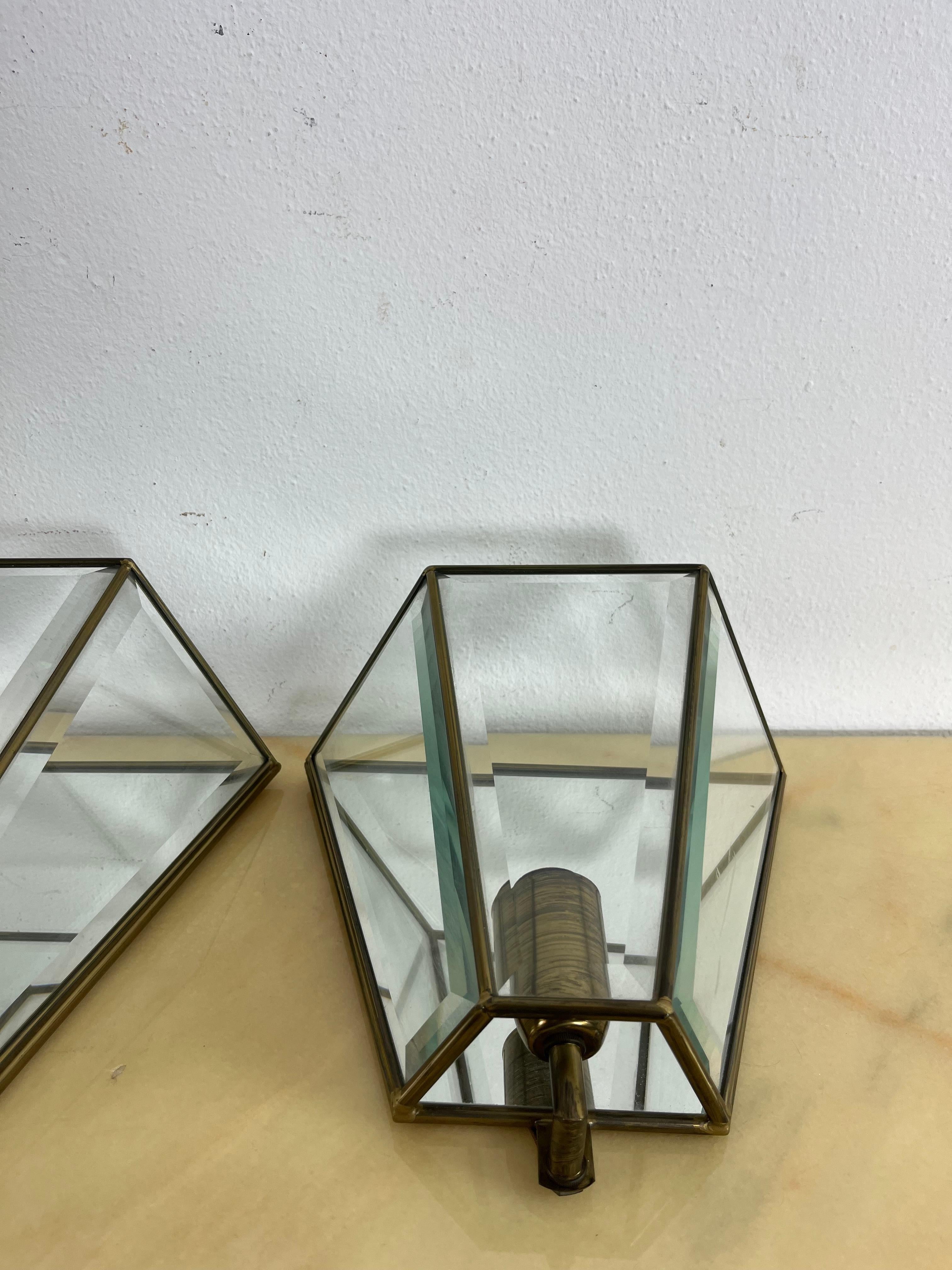 Set of 2 Mid-century brass glass mirror wall lamps, Made in Italy 1950s
Good condition, intact glass, e 14 lamp.
Found in a noble apartment in my city, Palermo.