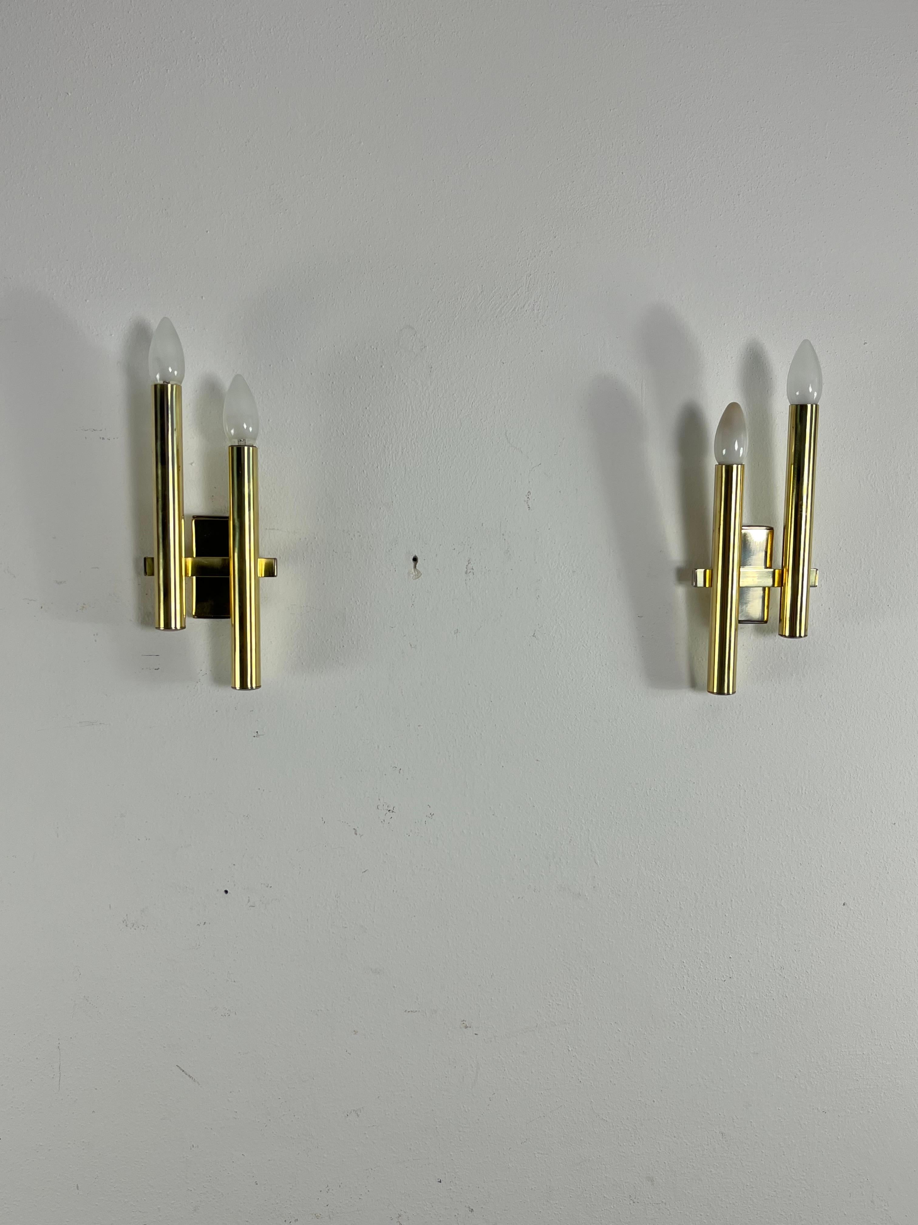 Set di 2 lampade da parete in ottone di metà secolo attribuite a Gaetano Sciolari, anni '60
Ognuna ha 2 lampade e14.
Buone condizioni.