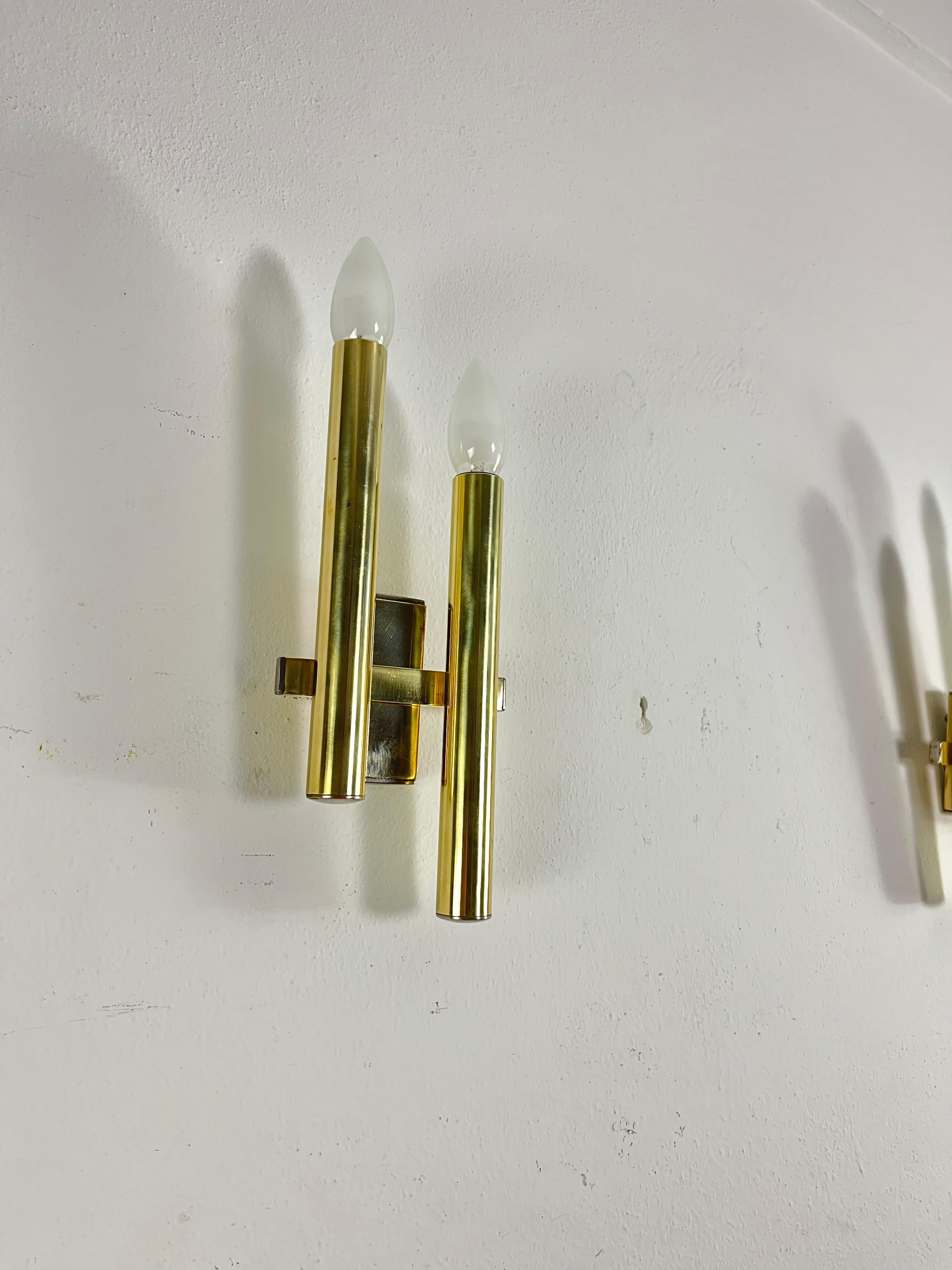 Italiano Set di 2 lampade da parete in ottone di metà secolo attribuite a Gaetano Sciolari, anni '60 in vendita