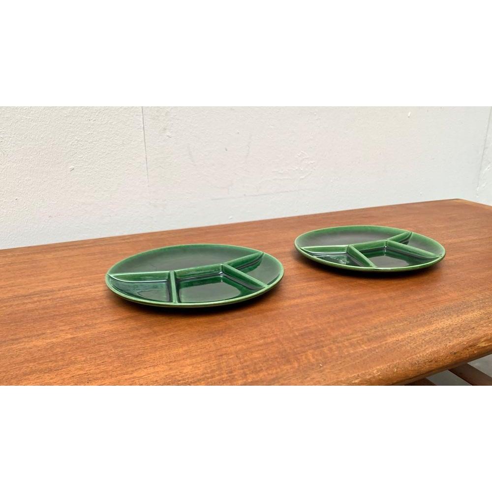 Platos o cuencos de cerámica de mediados de siglo de Steuler, Alemania Occidental, años 60, lote de 2, en muy buen estado. Diseñado de 1960 a 1969 Esta pieza tiene una marca de atribución.

Más información:
Materiales: Cerámica
Color: Verde
Estilos: