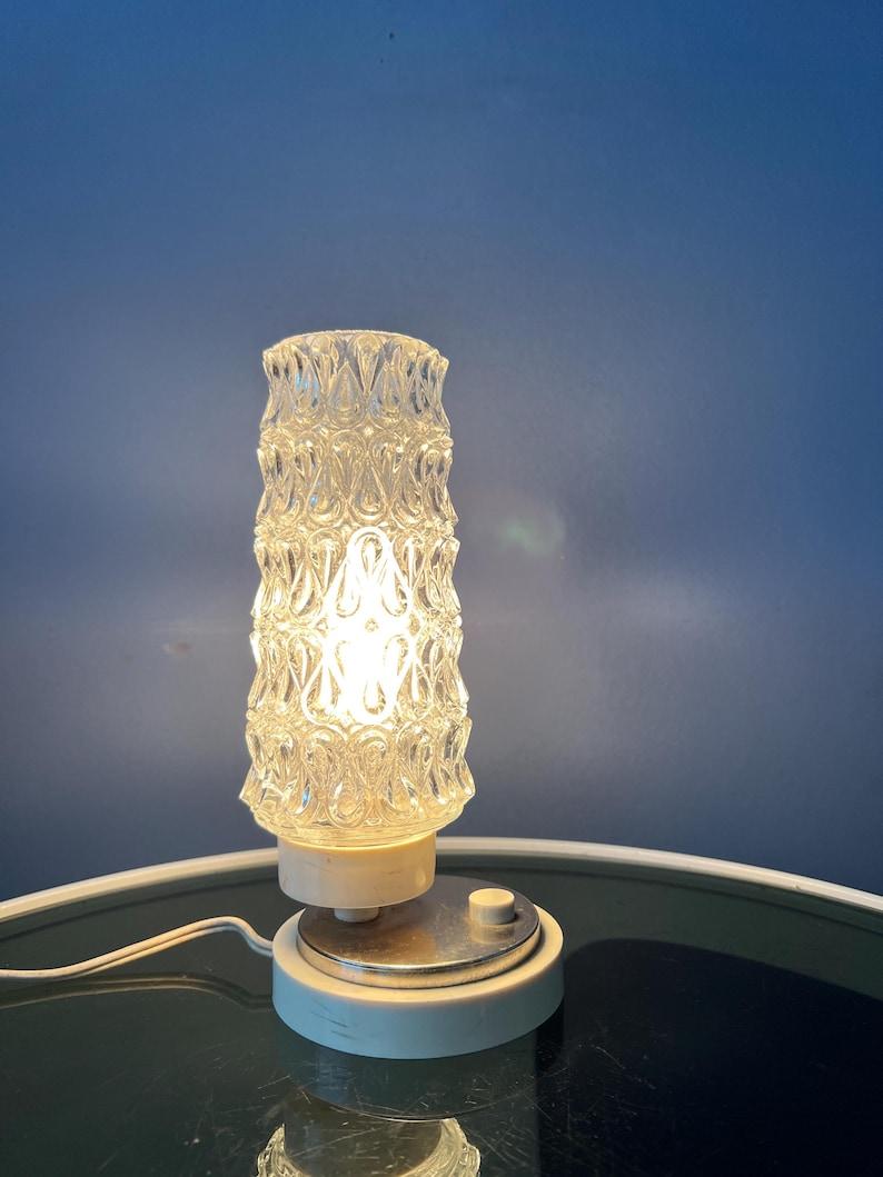 Ensemble (2) de lampes de table ou de chevet du milieu du siècle avec des abat-jours en verre opalin. Les pièces ont des abat-jours en verre de cristal clair et ont une base en plastique et en métal. Les lampes nécessitent des ampoules E14 et sont