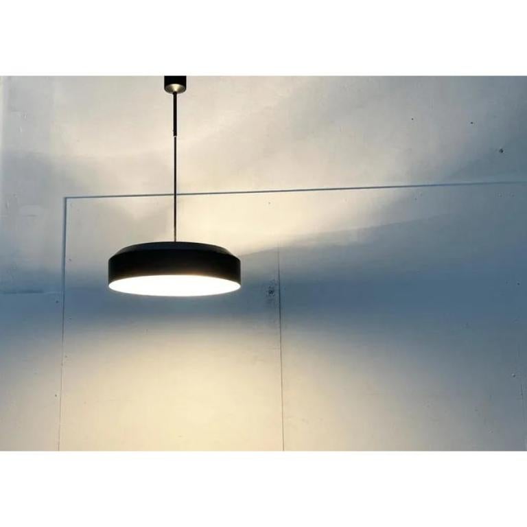 Suspensions minimales à tige de Napako d'après un design de Josef Hurka datant des années 1960.

Un design minimaliste dans la forme et la couleur. L'abat-jour est constitué d'un simple anneau métallique peint en noir mat à l'extérieur. L'anneau est