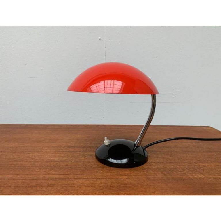 Dos lámparas de mesa Mid Century en una combinación de colores especial del fabricante checo Drukov, de Brno, basadas en un diseño de Josef Hurka.

Un diseño minimalista en un lenguaje de diseño clásico. Estas dos lámparas de mesa muestran una forma