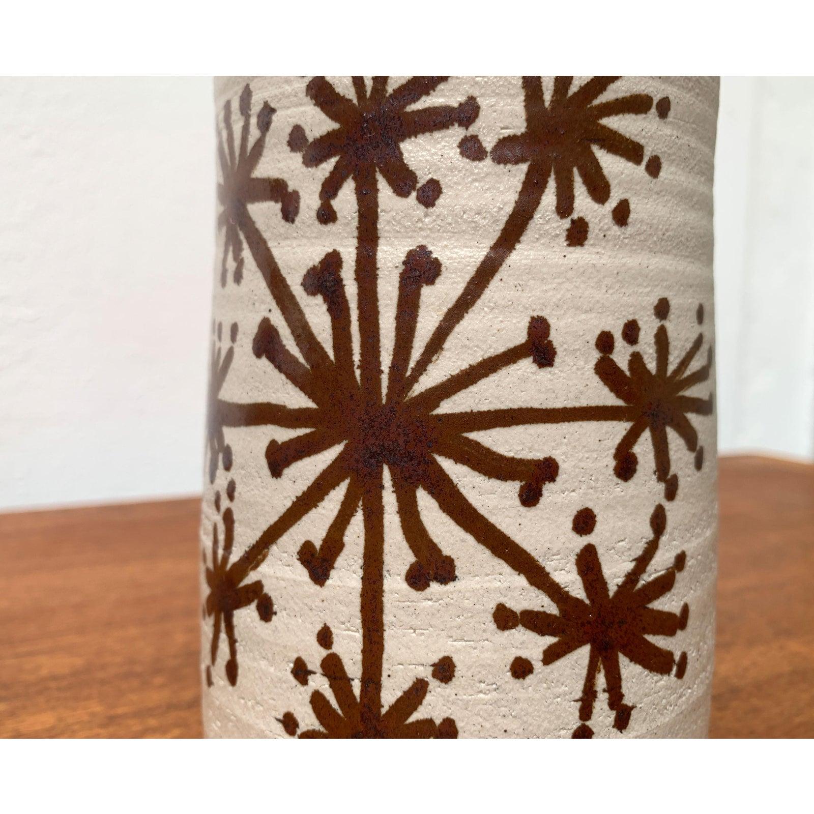 Dänische Keramikflasche und Vase aus der Mitte des Jahrhunderts, Ebeltoft Pottery, Dänemark, 1960er Jahre, 2er-Set, in sehr gutem Zustand. Entworfen 1960 bis 1969 Dieses Stück hat eine Zuordnungsmarke.

Zusätzliche Informationen:
MATERIAL: