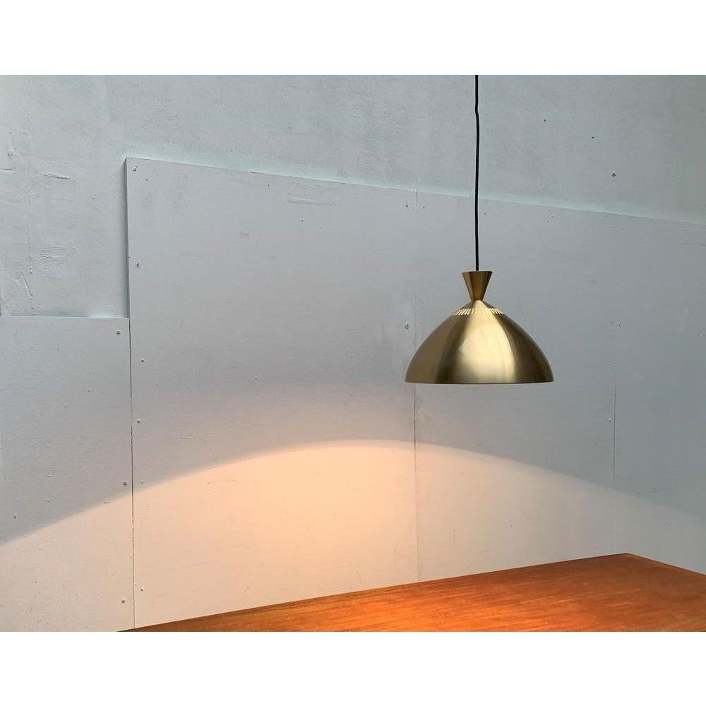 Due pendoli a diabolo del produttore danese Lyfa degli anni '60. Il disegno è parzialmente attribuito a Jo Hammerborg, ma non ci sono prove a sostegno.

Un design semplice e simmetrico con una nota classica nella colorazione. L'ombrello a forma di