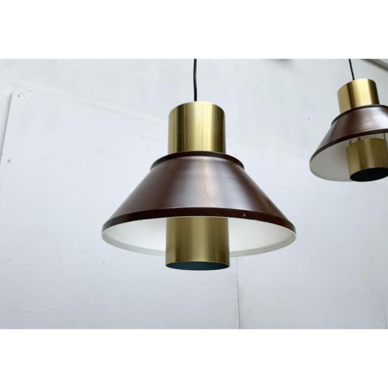 Eleganti lampade a sospensione del produttore danese Fog & Mørup su disegno di Jo Hammerborg degli anni '60.

Un design semplice e senza tempo. La lampada è composta da due elementi, un cilindro centrale e un ombrello conico. Il nucleo è separato al