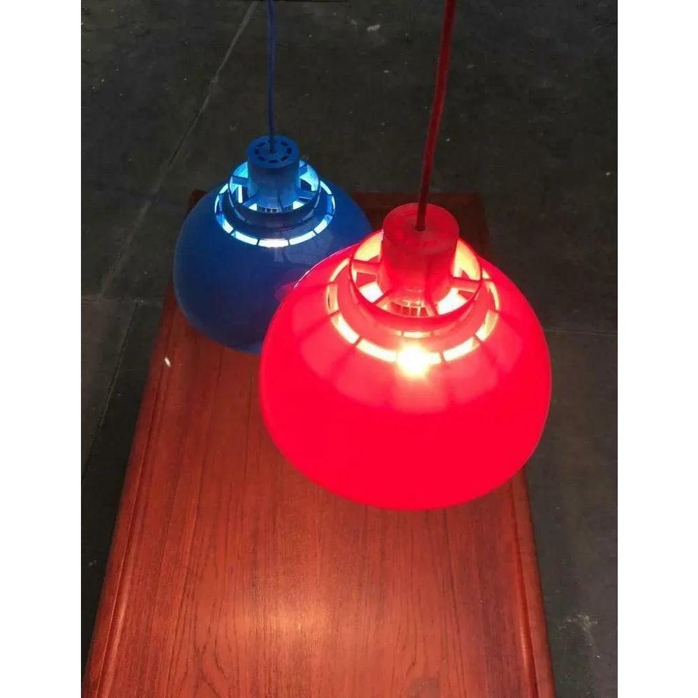 Due lampade a sospensione Minisol in blu e rosso.

Il Minisol è un piccolo pendolo realizzato interamente in plastica e disponibile in colori vivaci. Il paralume in plastica appare leggermente traslucido quando è acceso. La particolarità sono i cavi