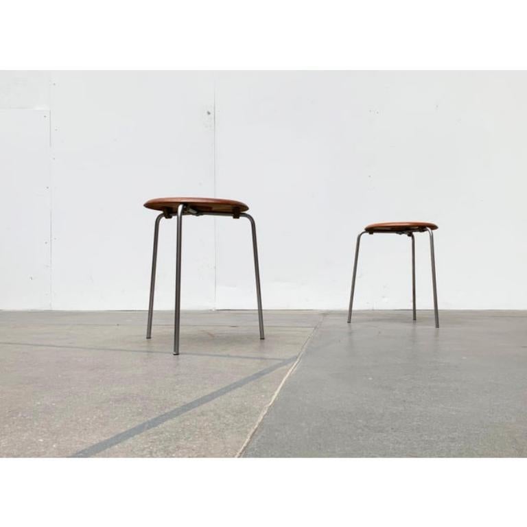Zwei Fritz Hansen 3170 Dot Hocker in der seltenen Originalversion mit drei Beinen.

Diese Version wurde nur bis 1970 produziert, danach nur noch vierbeinige Versionen. Die gibt es zwar immer noch zu kaufen, aber die dreibeinige Version ist nicht