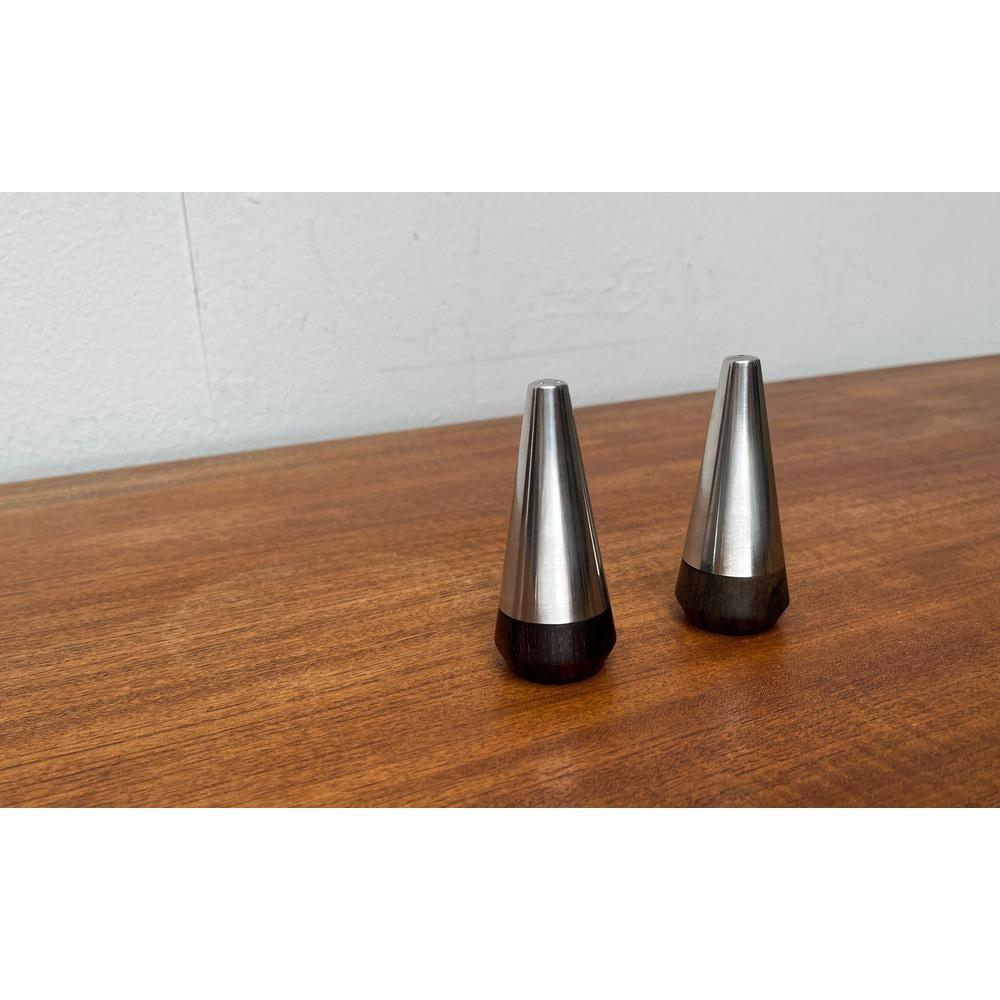 Poivrières et salières danoises du milieu du siècle de A&B Lundtofte, années 1960, ensemble de 2, en très bon état. Conçue de 1960 à 1969 Cette pièce porte une marque d'attribution.

Informations complémentaires :
Matériaux : Métal, bois
Couleur :