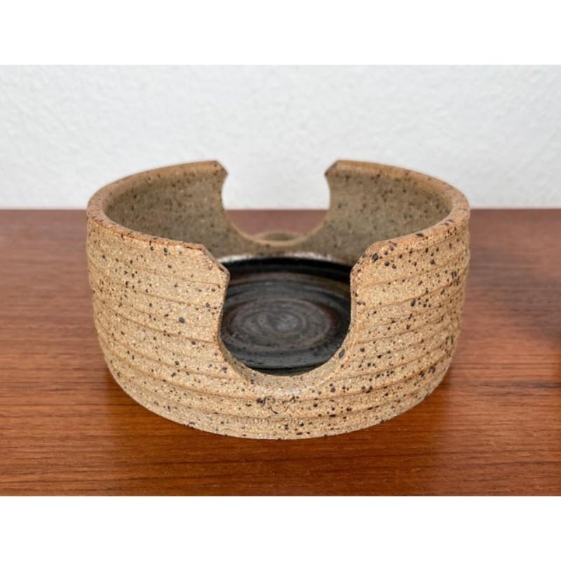 Portavelas y jarrón de Studio Pottery danés moderno de mediados de siglo de Kate y Klaus Friederichsen para Finke Keramik, años 70, set de 2, en muy buen estado. Diseñado de 1970 a 1979 Esta pieza tiene una marca de atribución,
Existen pruebas