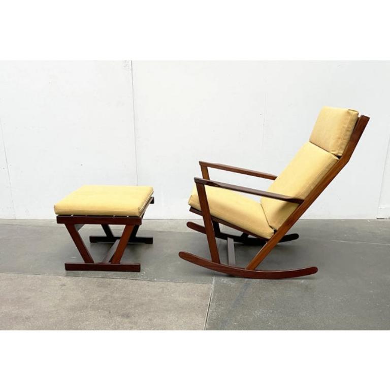 Mid-Century Modern Ensemble de 2 chaises à bascule danoises du milieu du siècle avec pouf par Poul Volther, années 1960 en vente
