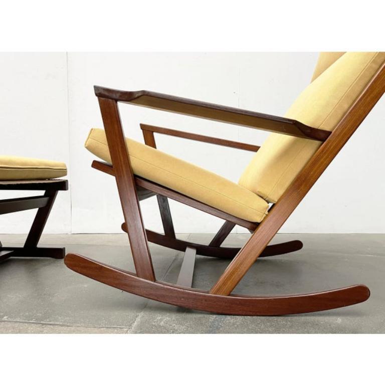 20ième siècle Ensemble de 2 chaises à bascule danoises du milieu du siècle avec pouf par Poul Volther, années 1960 en vente