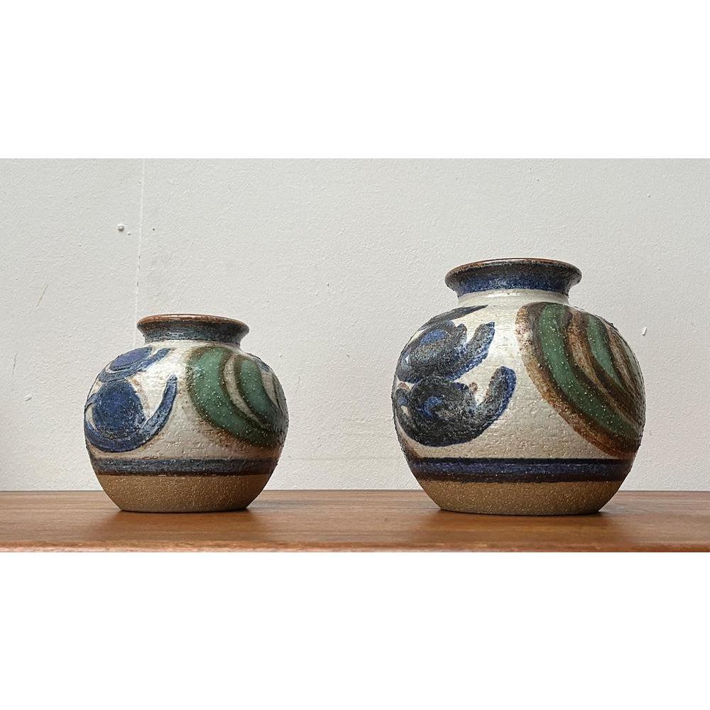 Vasi a sfera in Studio Pottery di Søholm, 1960, set di 2, in ottime condizioni. Progettato tra il 1960 e il 1969 Questo pezzo ha un marchio di attribuzione.

Informazioni aggiuntive:
Materiali: Ceramica
Colore: nero
Stili: Medioevo Moderno
Paese di
