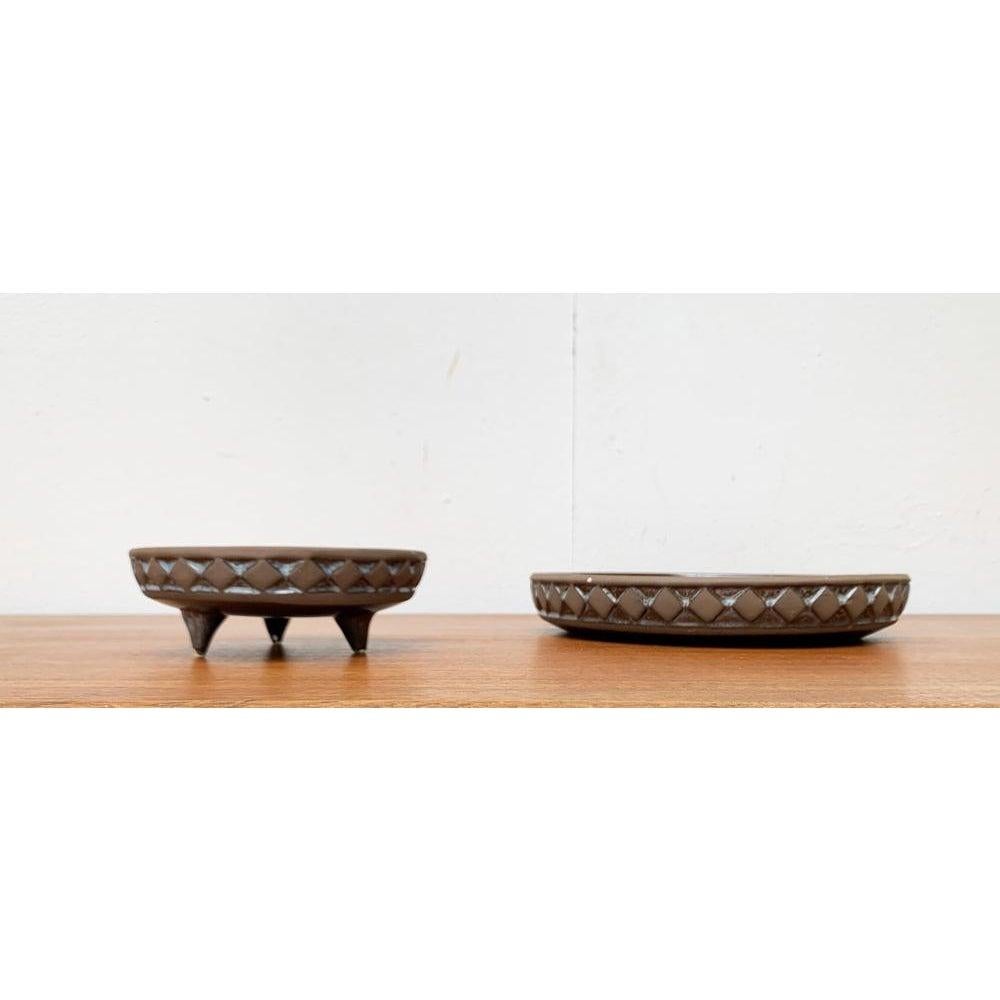 Set di 2 ciotole di Studio Pottery danese di metà secolo di Frank Keramik, anni '60, in ottime condizioni. Progettato tra il 1960 e il 1969 Questo pezzo ha un marchio di attribuzione.

Informazioni aggiuntive:
Materiali: Ceramica
Stile: Medioevo