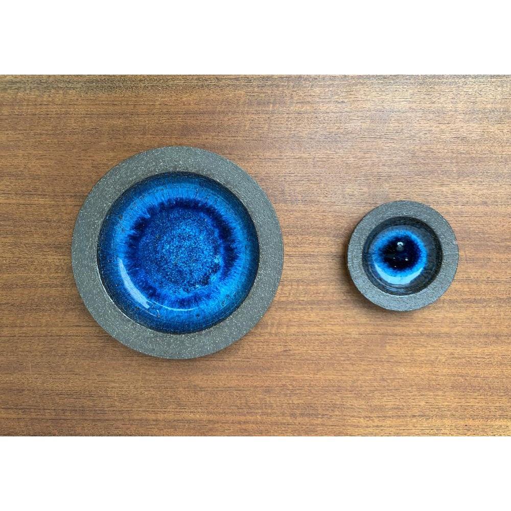 Mid-Century Danish Studio Pottery Bowls from Michael Andersen, Bornholm, 1960s, Set of 2, in Very Good conditions. Designed 1960 to 1969 This piece has an attribution mark.

Additional information:
Material: Ceramic
Color: Blue
Styles: Mid-Century