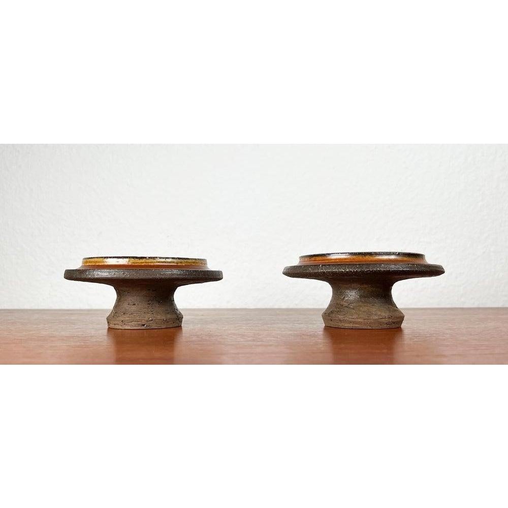 Portacandele in Studio Pottery di Lise Eder per Lise Keramik, 1960, set di 2, in ottime condizioni. Progettato tra il 1960 e il 1969 Questo pezzo ha un marchio di attribuzione.

Informazioni aggiuntive:
Materiali: Ceramica
Colore: marrone
Stili: