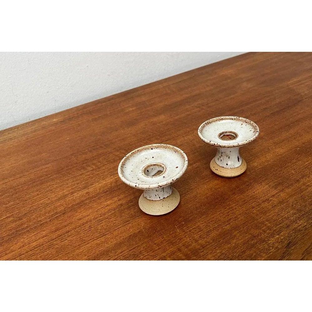 Portacandele di Studio Pottery danese di metà secolo, anni '60, set di 2, in ottime condizioni. Progettato dal 1960 al 1969.

Informazioni aggiuntive:
Materiali: Ceramica
Colore: Beige
Stili: Medioevo Moderno
Paese di origine: Danimarca
Tipo di